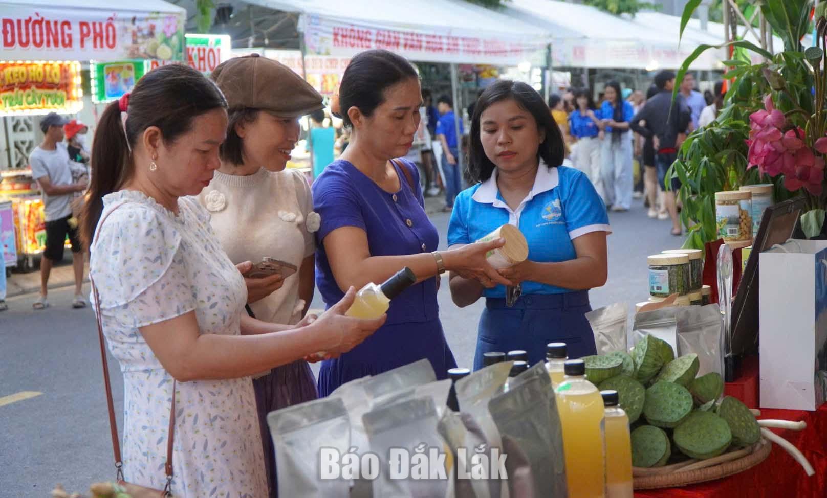 Sản phẩm ocop địa phương thu hút người dân và du khách tới mua.