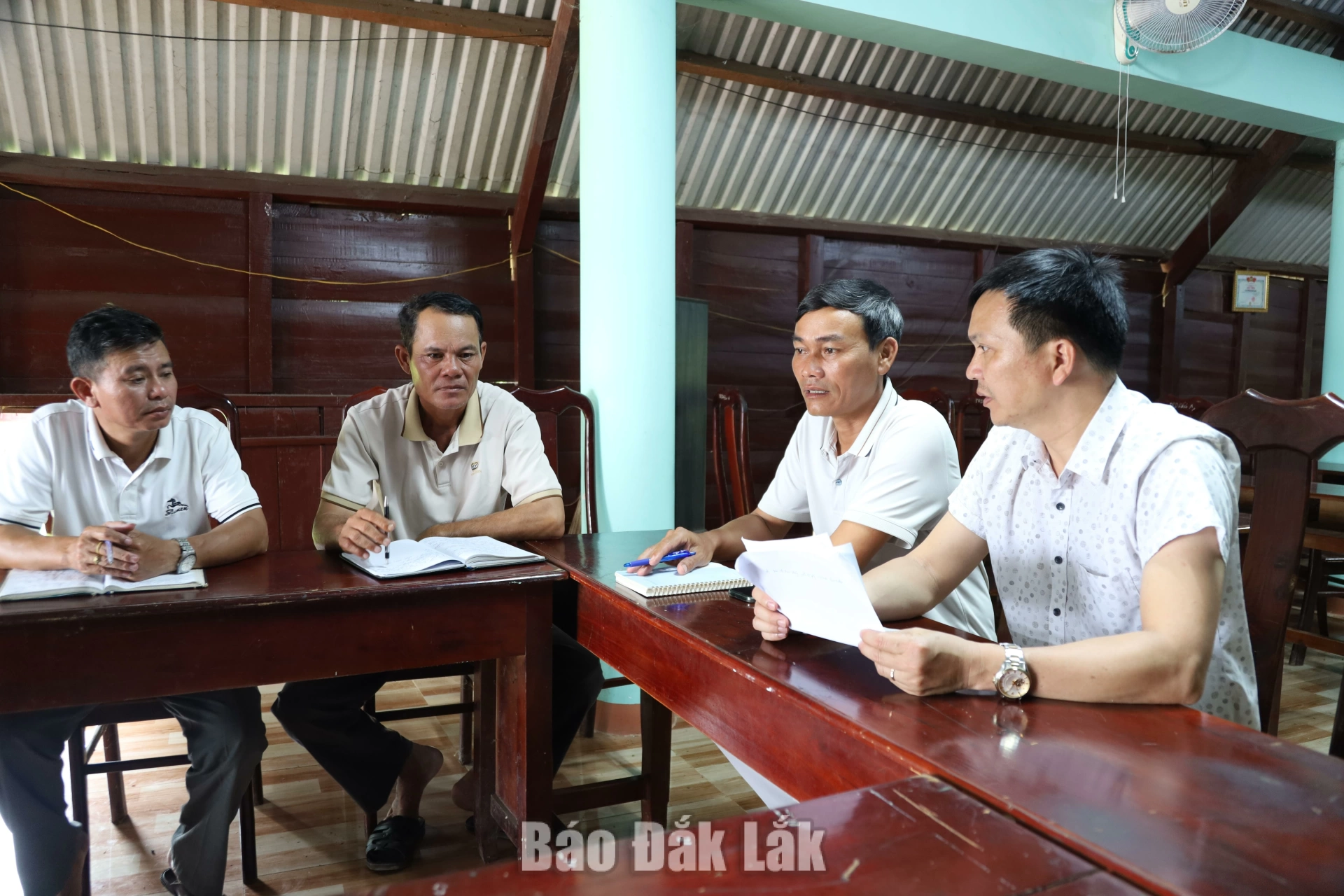 Bí thư chi bộ buôn N’Drếch Đoàn Văn Đức (thứ 2 từ phải sang) trao đổi với cán bộ, đảng viên trong buôn.