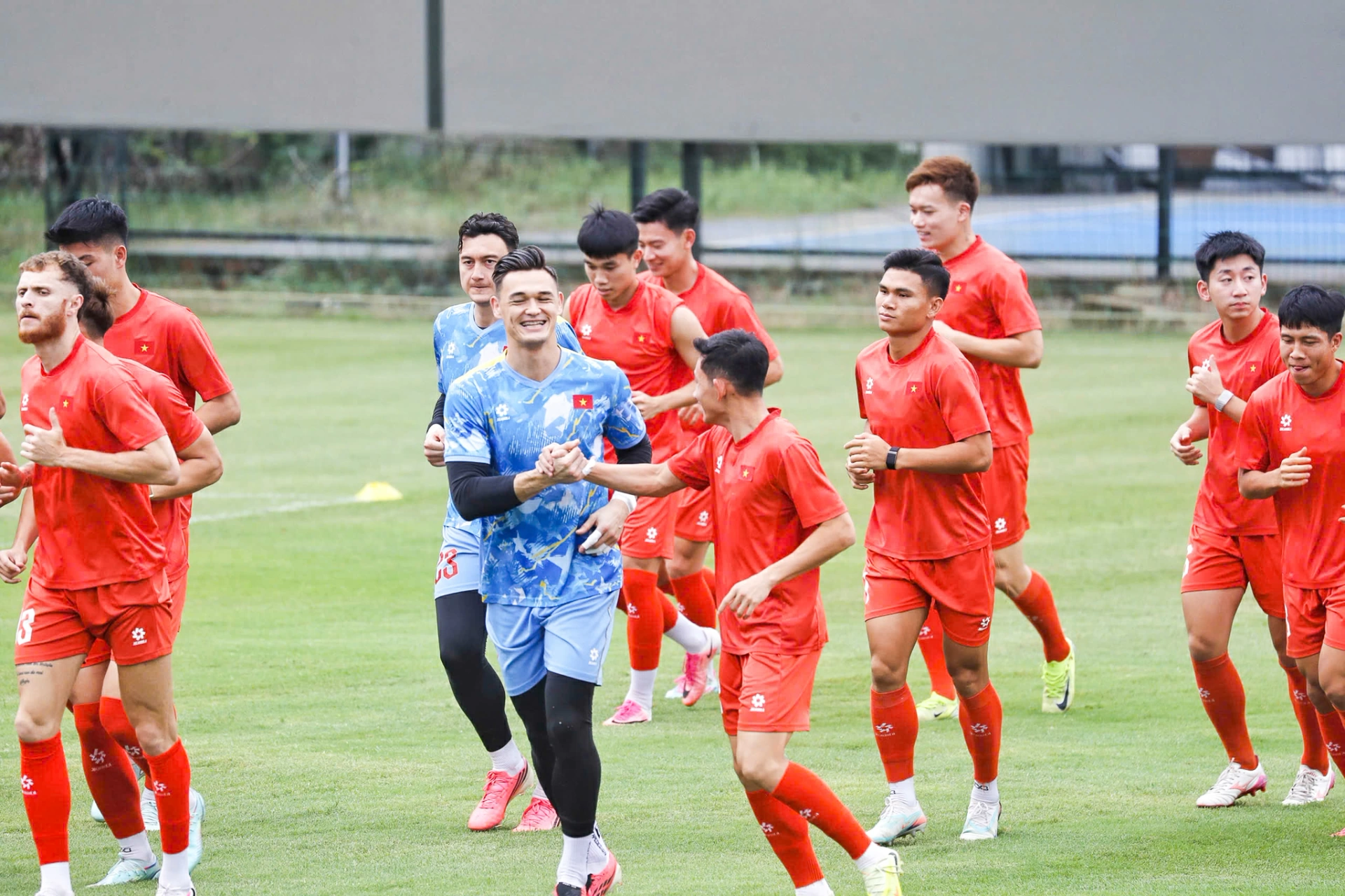 ASEAN Cup: Món quà đội tuyển Việt Nam tặng cổ động viên mừng Tết Độc lập 1 Người hâm mộ chờ các cầu thủ Việt Nam đem tin vui, tặng món quả ý nghĩa trong dịp Tết Độc lập. Ảnh: VFF