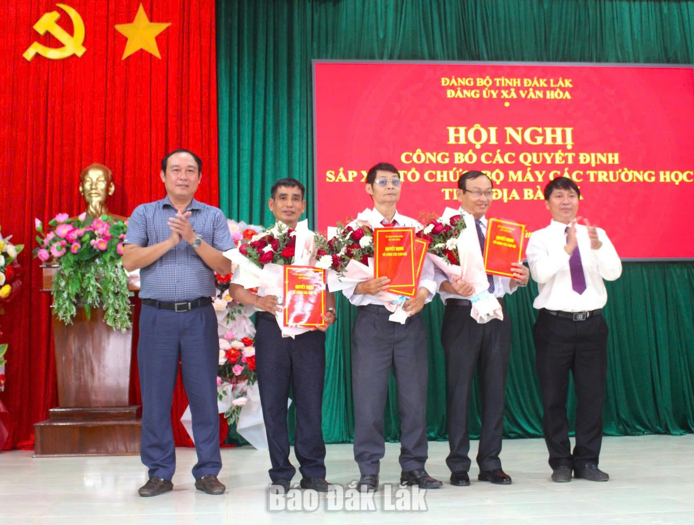 Vân Hòa sắp xếp, tổ chức bộ máy các trường học trên địa bàn xã 2 Lãnh đạo UBND xã Vân Hòa trao quyết đinh bổ nhiệm Hiệu trưởng, Phó Hiệu trưởng Trường Tiểu học Vân Hòa.