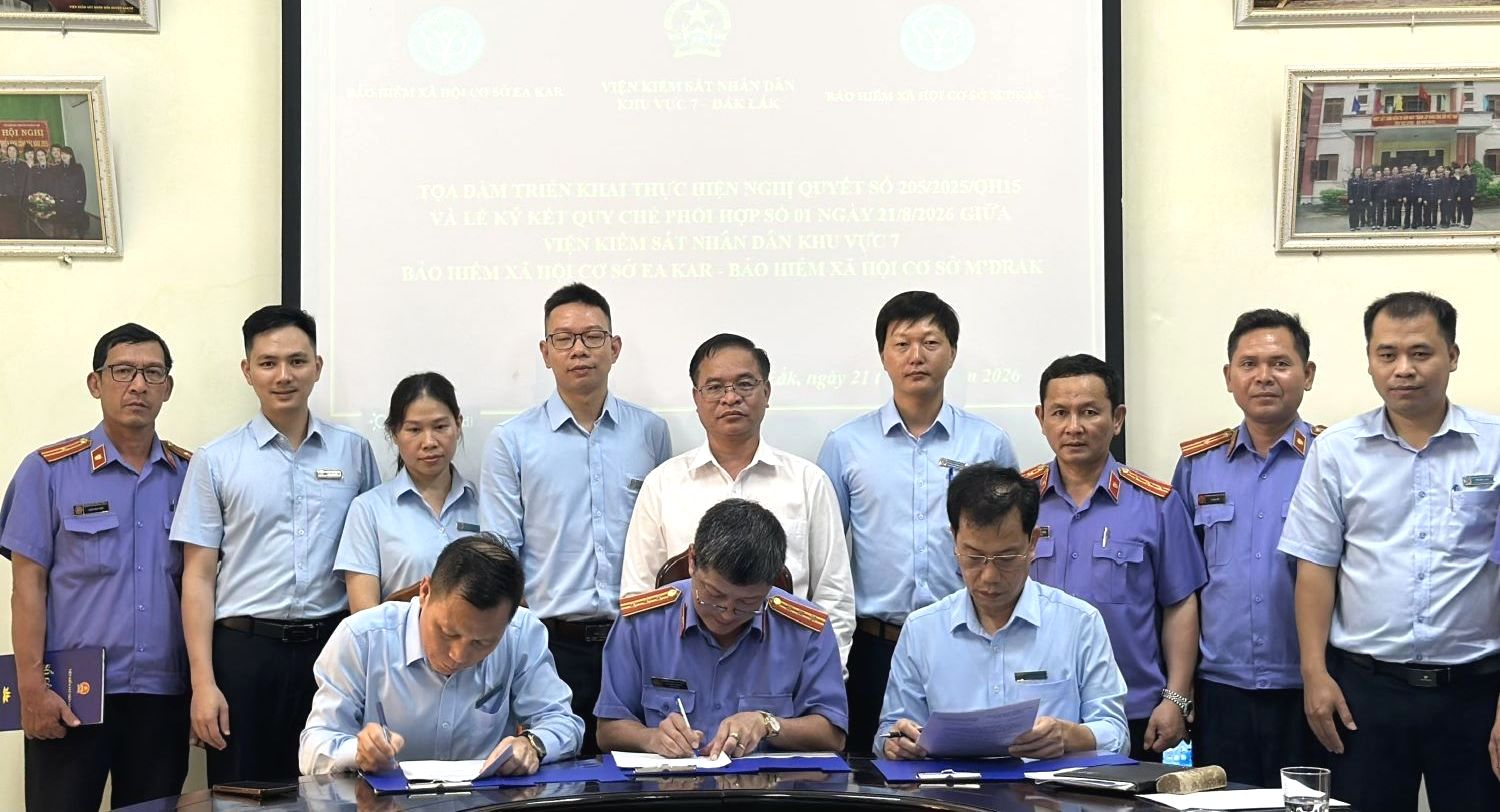 Lãnh đạo các đơn vị ký kết quy chế phối hợp. Ảnh: Viện KSND tỉnh.