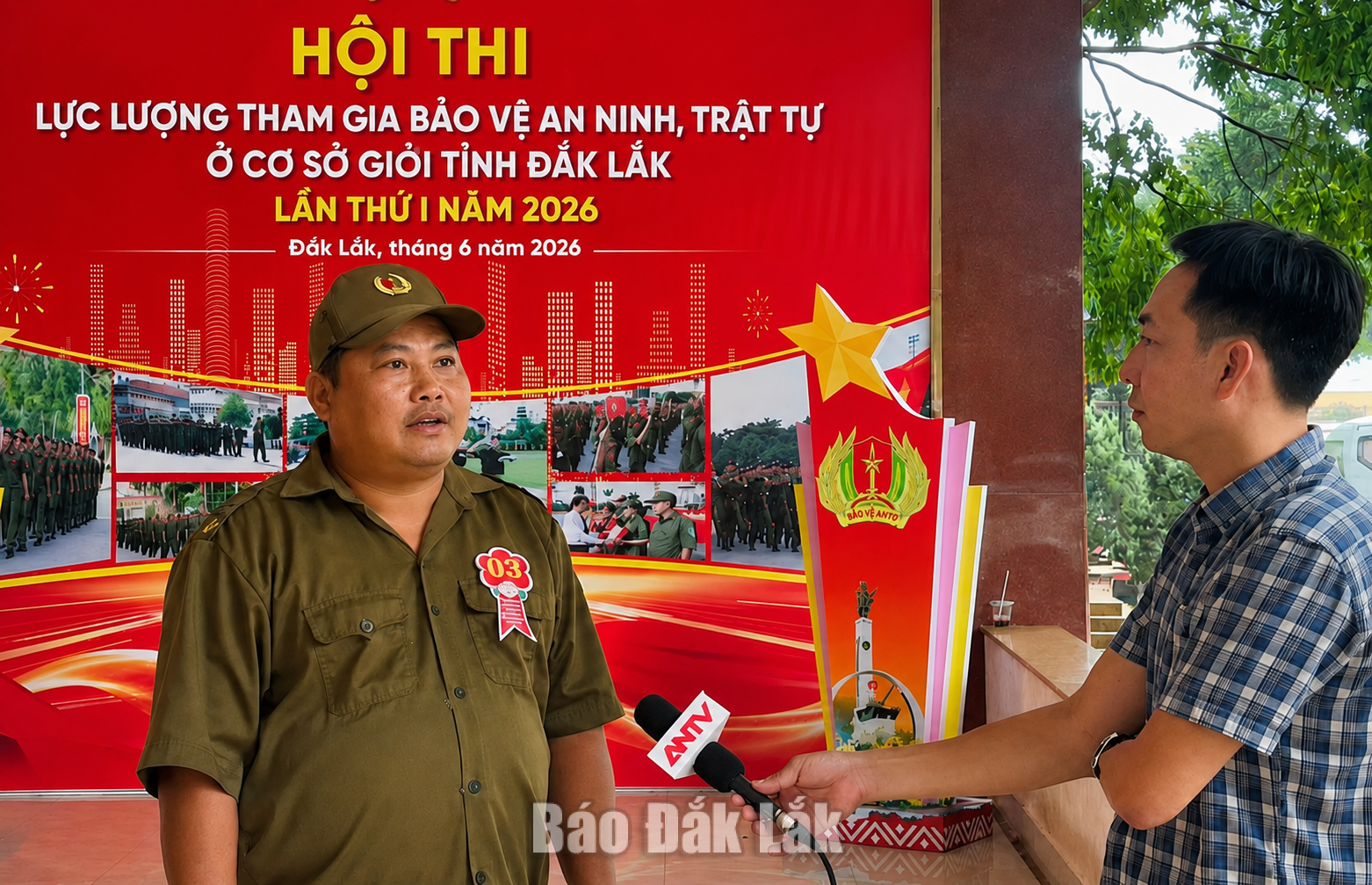 Ông Đặng Hồng Thịnh, Tổ trưởng Tổ bảo vệ an ninh, trật tự thôn Mỹ Cảnh, xã Hòa Thịnh trao đổi với phóng viên.