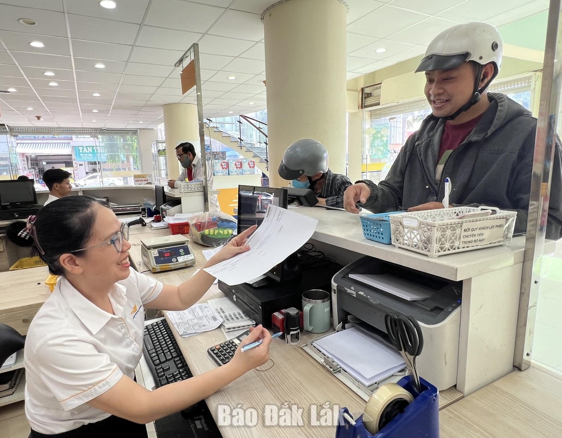 Tăng cường quản lý, sử dụng dịch vụ bưu chính KT1 1 Nhân viên Bưu điện tỉnh hỗ trợ người dân thực hiện dịch vụ bưu chính.