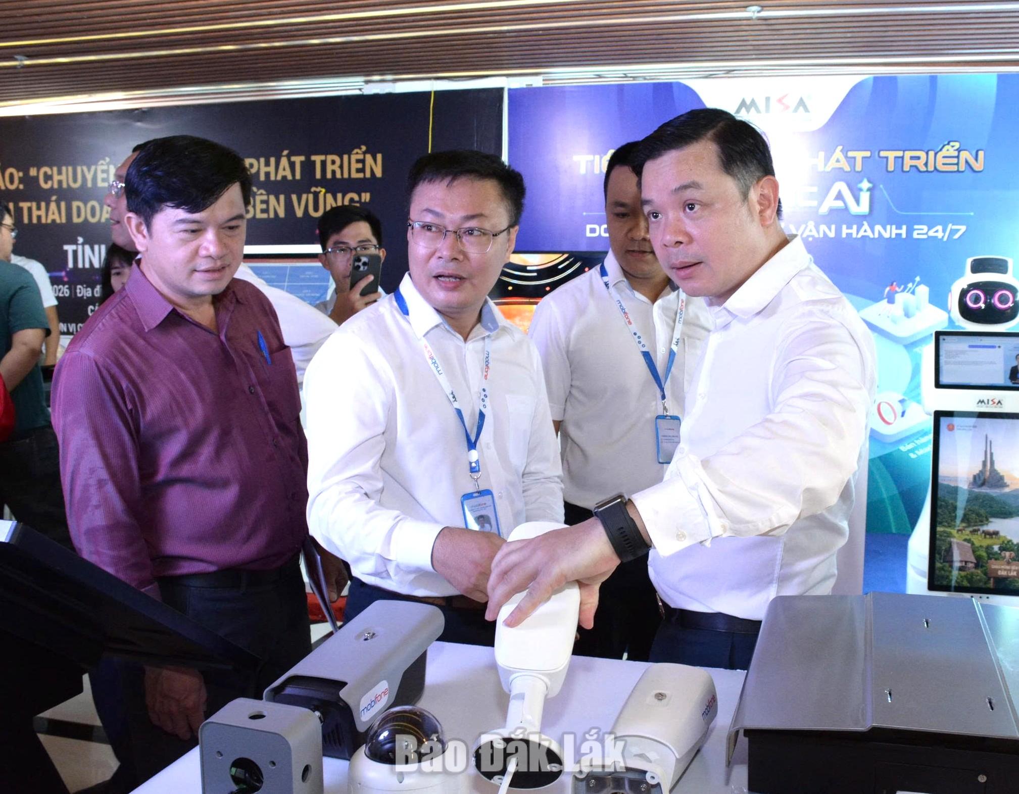 Hiện thực hóa khát vọng phát triển 2 Ủy viên dự khuyết Trung ương Đảng, Phó Bí thư Tỉnh ủy, Chủ tịch UBND tỉnh Đỗ Hữu Huy trải nghiệm giải pháp công nghệ từ một doanh nghiệp. Ảnh: K.Lê