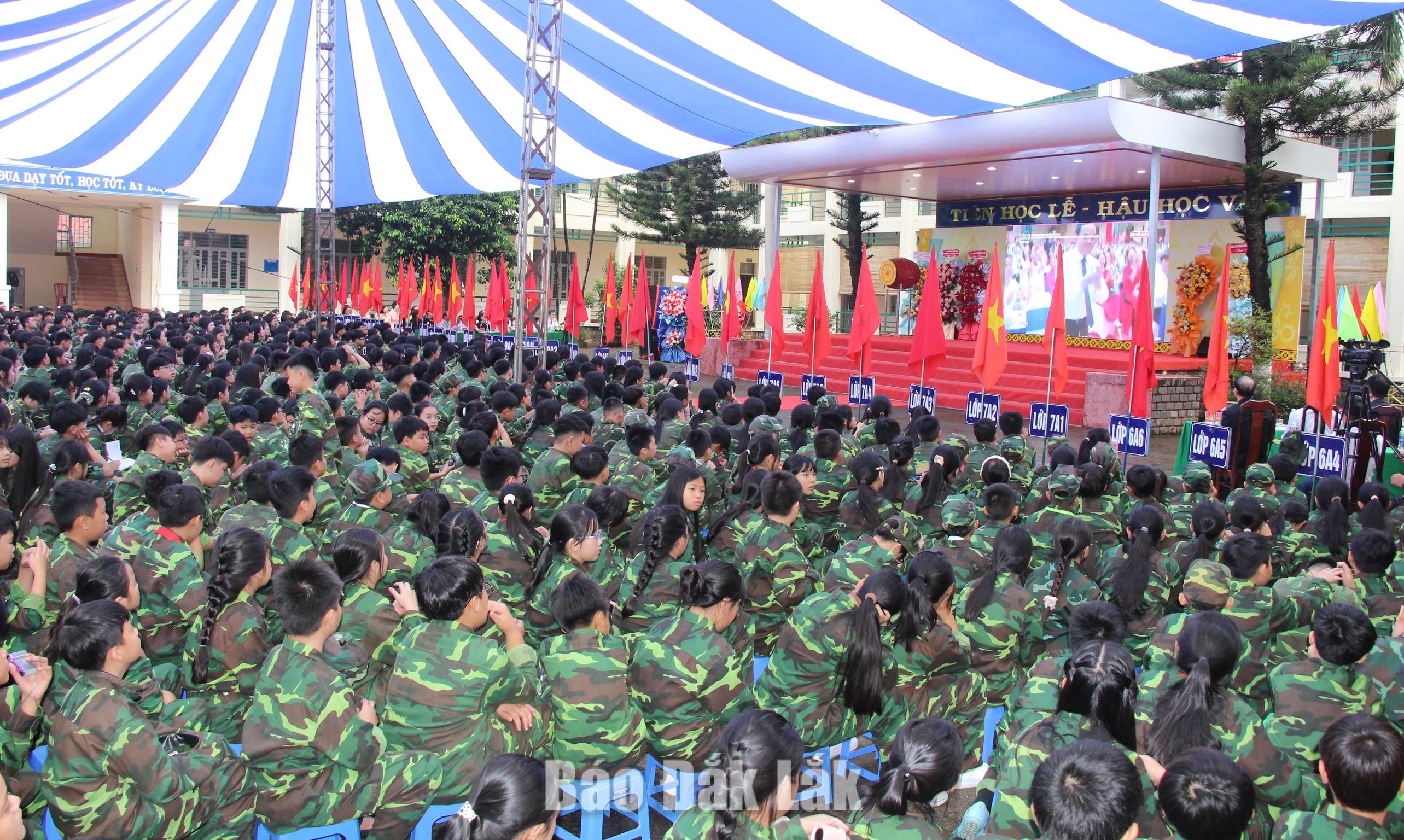 Đông đảo học sinh chăm chú theo dõi chương trình khai giảng năm học 2026 – 2027 được kết nối trực tuyến trên toàn quốc.
