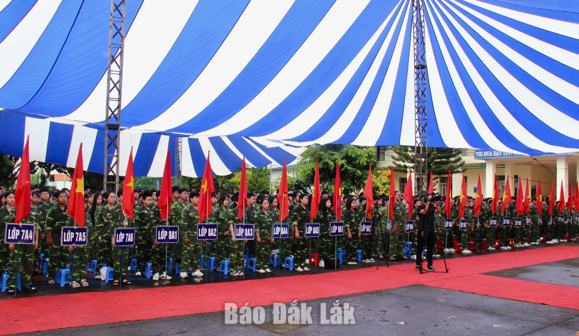 Đông đảo học sinh Trường THCS và THPT Tây Nguyên phấn khởi bước vào năm học mới.