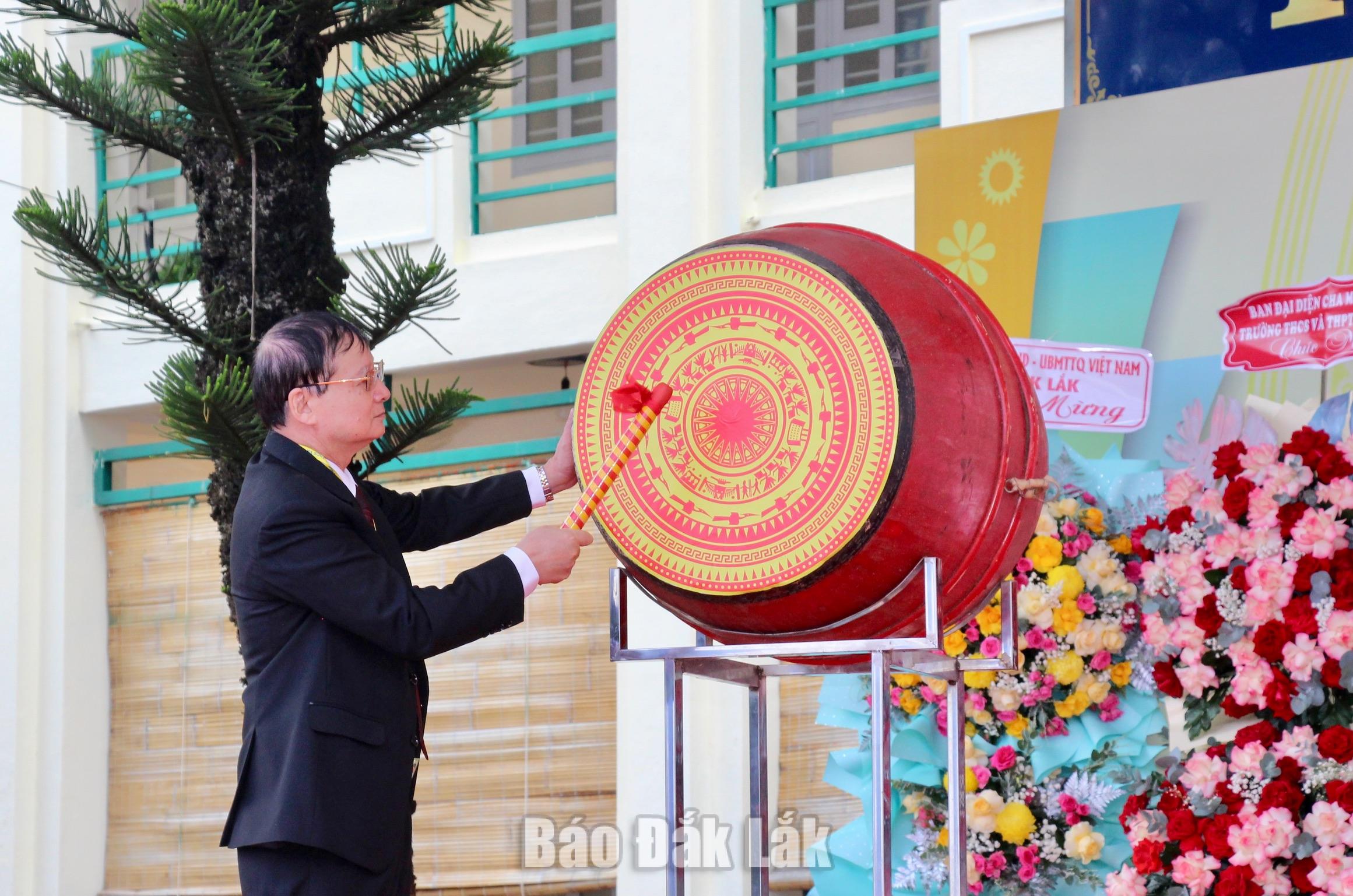 Hiệu trưởng Trường THCS và THPT Tây Nguyên đánh trống khai giảng năm học 2026 – 2027.