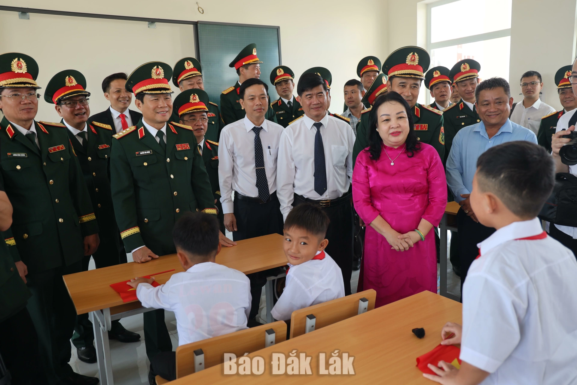 Khánh thành, khai giảng năm học mới tại Trường Phổ thông nội trú Tiểu học và THCS Ea Rốk 2 Các đồng chí lãnh đạo trò chuyện, thăm hỏi, động viên các em học sinh của trường.