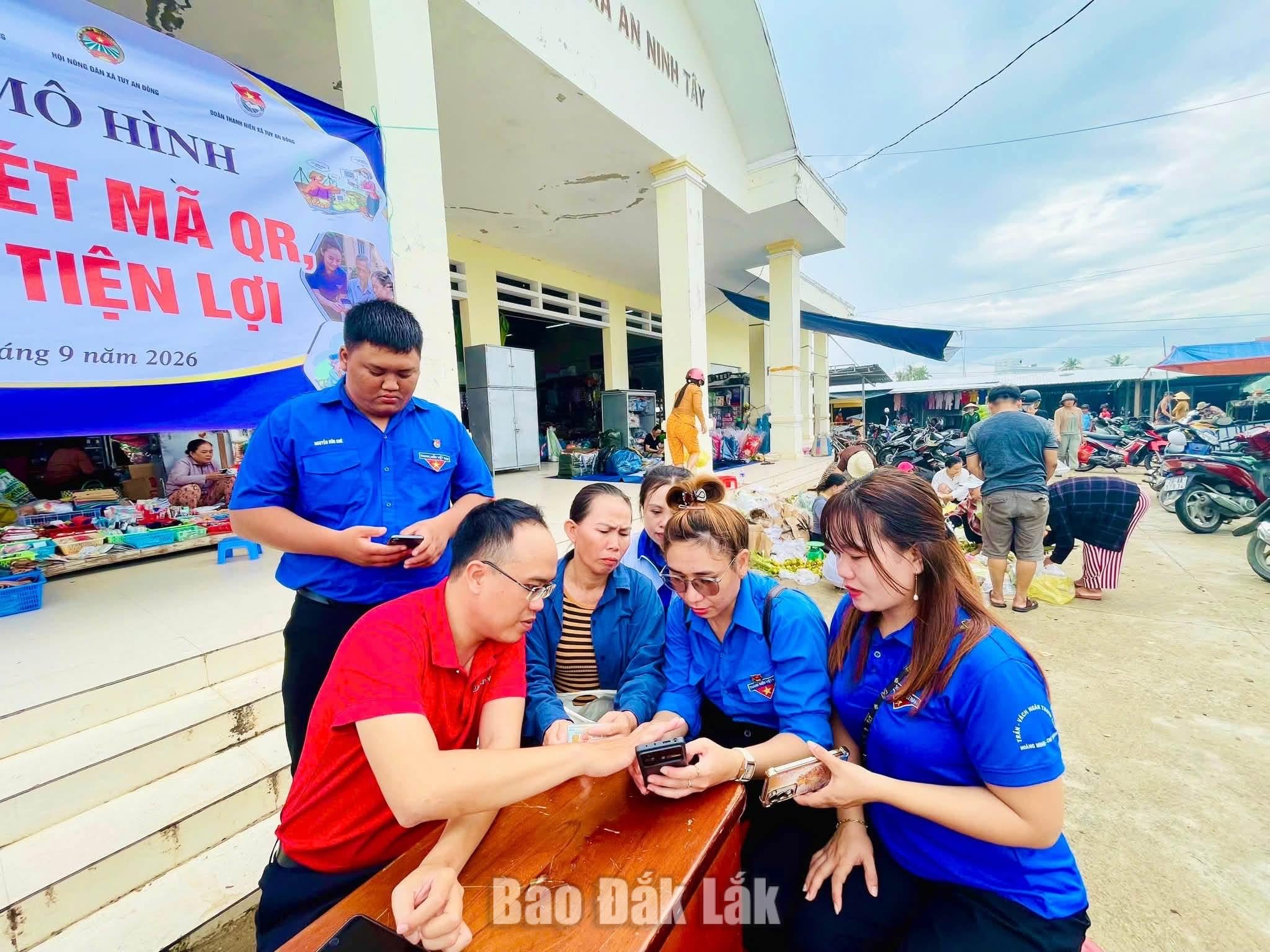 Tuy An Đông bứt phá trong chuyển đổi số 4 Đoàn viên thanh niên hướng dẫn người dân cài đặt các tiện ích số