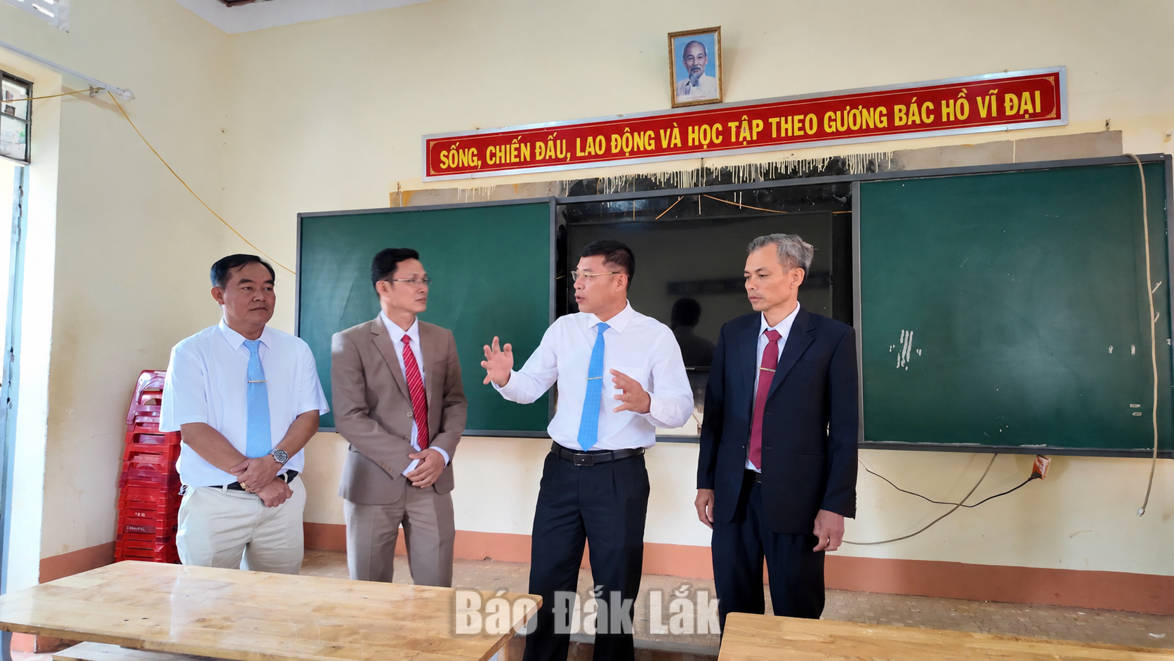 Bí thư Đảng ủy, Chủ tịch HĐND xã Ea Ning Trần Văn Quế (thứ hai từ phải qua) kiểm tra cơ sở vật chất tại các trường học.