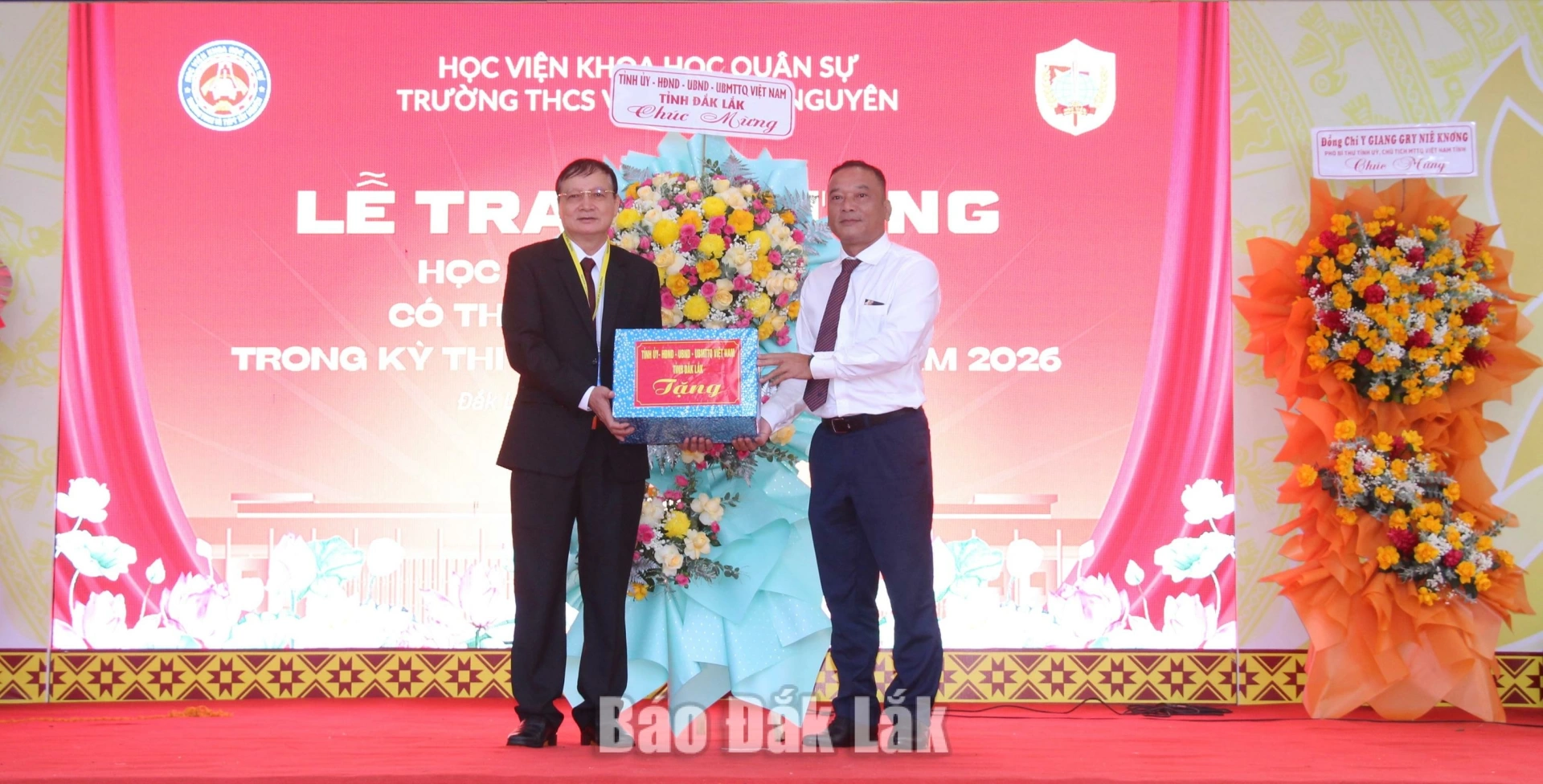 Phó Bí thư Tỉnh ủy, Chủ tịch Ủy ban MTTQ Việt Nam tỉnh Y Giang Gry Niê Knơng tặng hoa và quà chúc mừng thầy, trò Trường THCS và THPT Tây Nguyên nhân dịp khai giảng năm học mới.