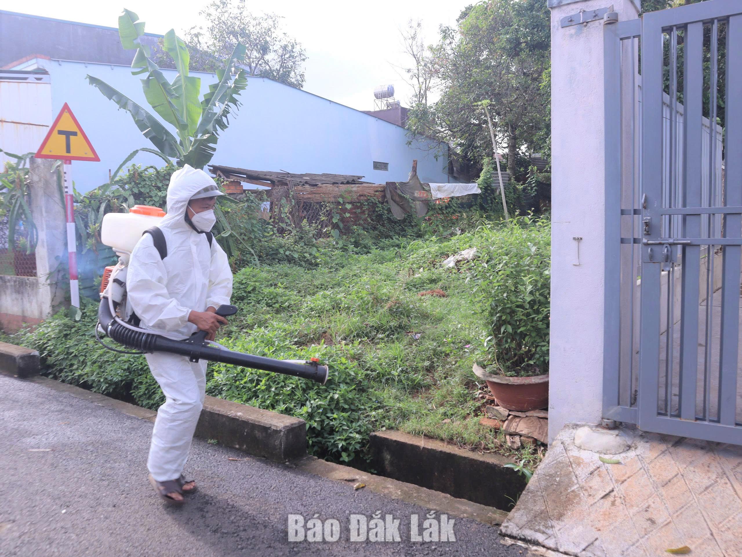 Bệnh viện Đa khoa vùng Tây Nguyên cấp cứu thành công ca vỡ lách do sốt xuất huyết 1 Phun hóa chất diệt muỗi là một trong những biện pháp được triển khai nhằm hạn chế nguy cơ lây lan sốt xuất huyết trong cộng đồng.