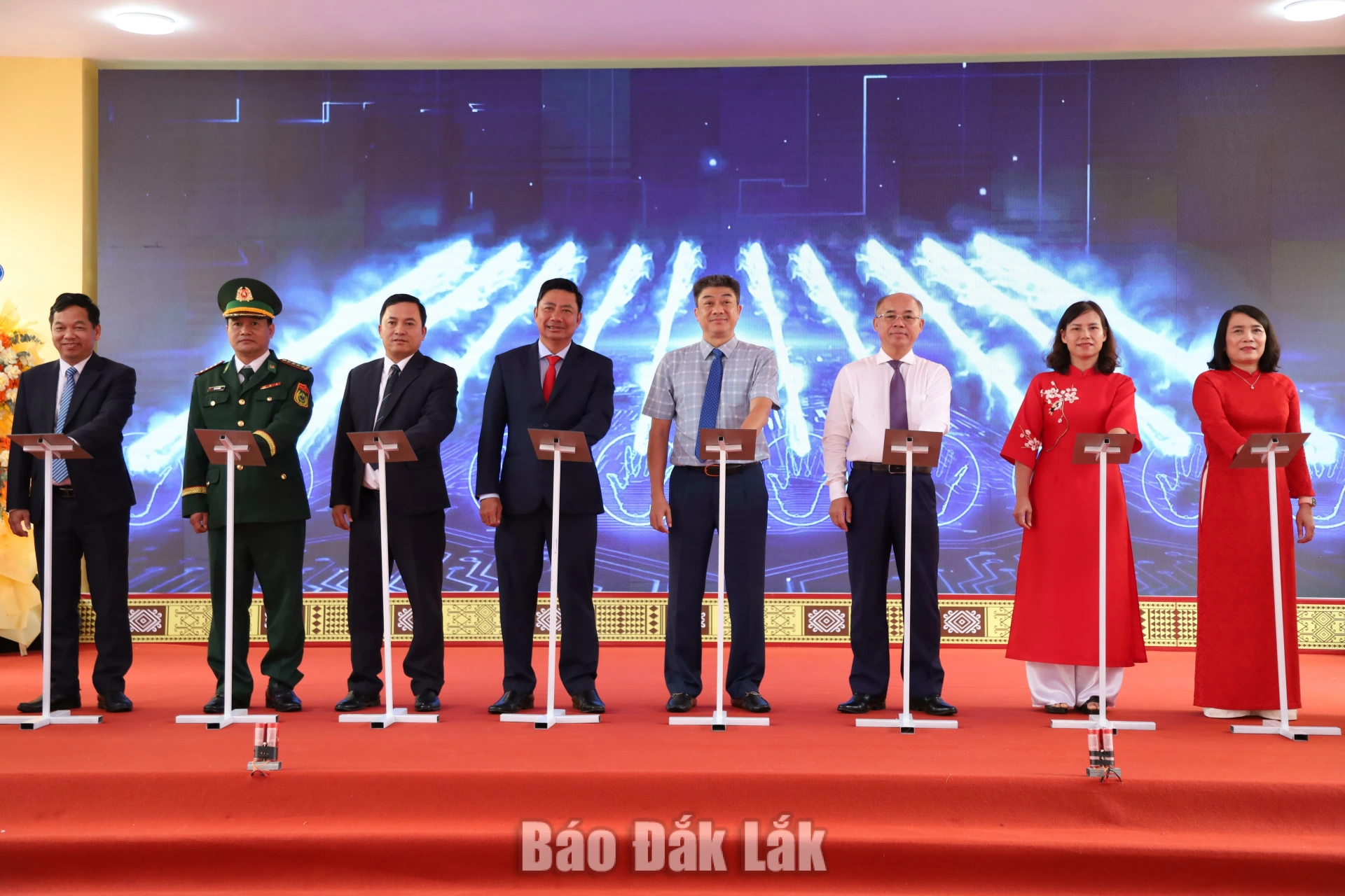 Ban Giám hiệu nhà trường cùng các đại biểu cũng thực hiện nghi thức “Khai mở không gian số”.