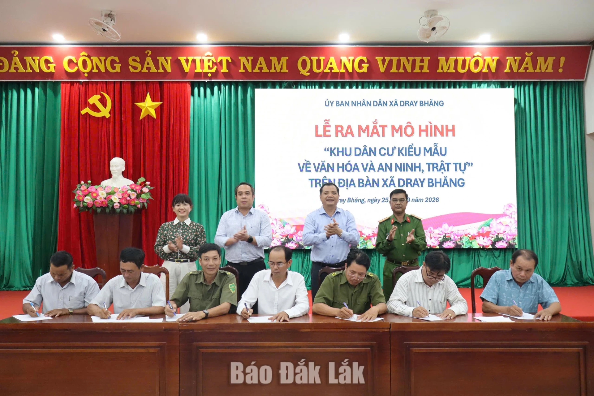 Xã Dray Bhăng ra mắt mô hình Khu dân cư kiểu mẫu về văn hóa và an ninh, trật tự 1 Đại diện 14 thôn, buôn xã Dray Bhăng ký cam kết thực hiện mô hình “Khu dân cư kiểu mẫu về văn hóa và an ninh, trật tự”.