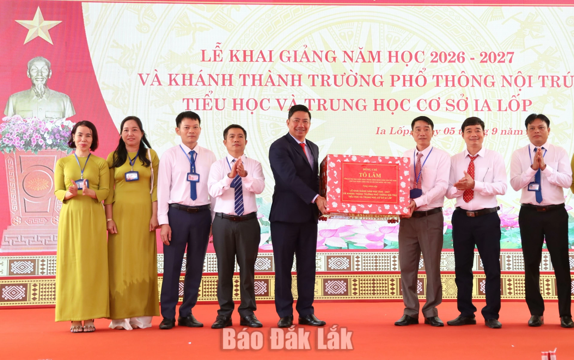 đồng chí: Nguyễn Thượng Hải, Ủy viên Ban Thường vụ Tỉnh ủy, Trưởng Ban Tổ chức Tỉnh ủy trao quà của của Tổng Bí thư, Chủ tịch nước Tô Lâm tặng nhà trường.