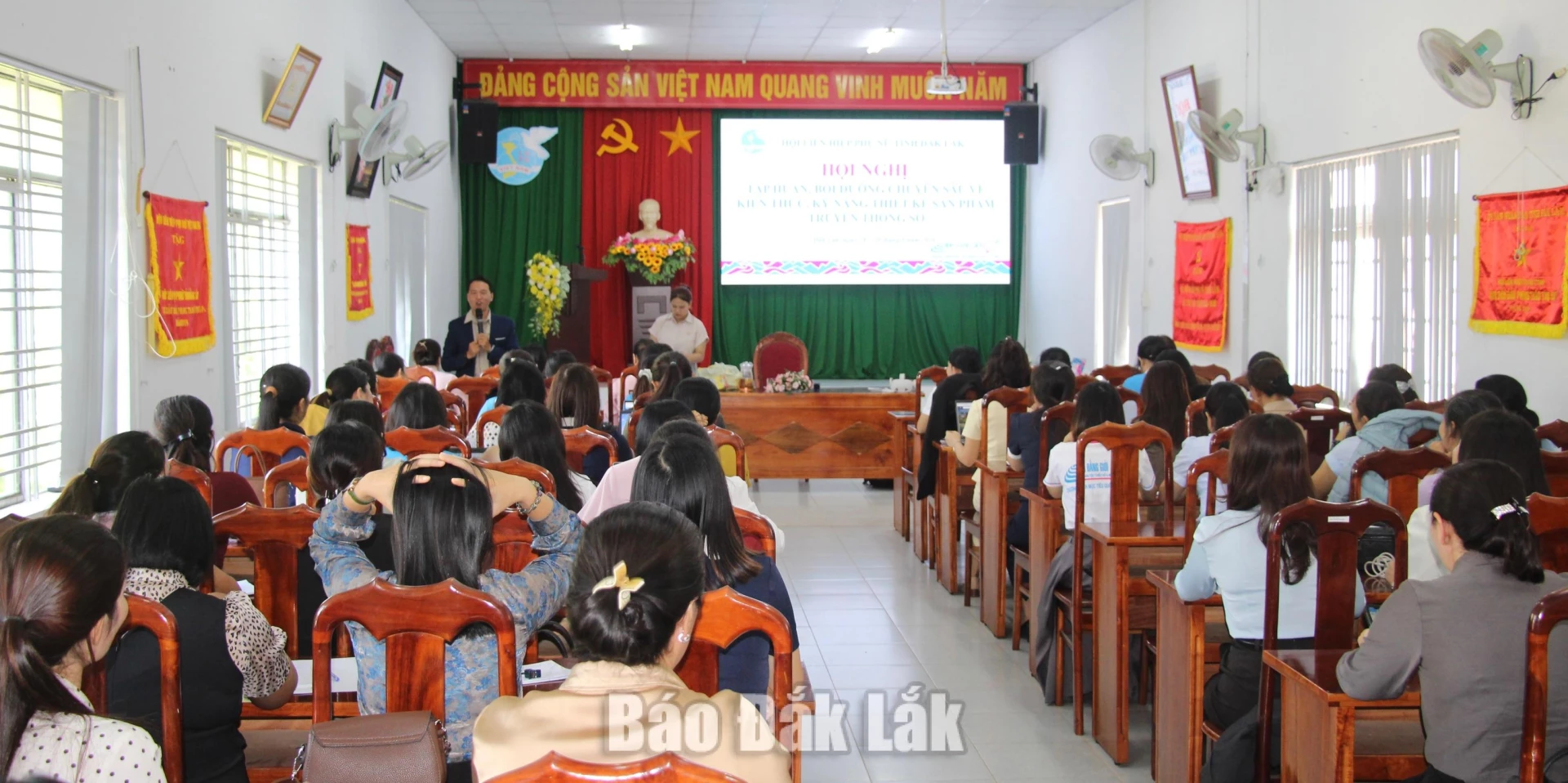 Toàn cảnh hội nghị.