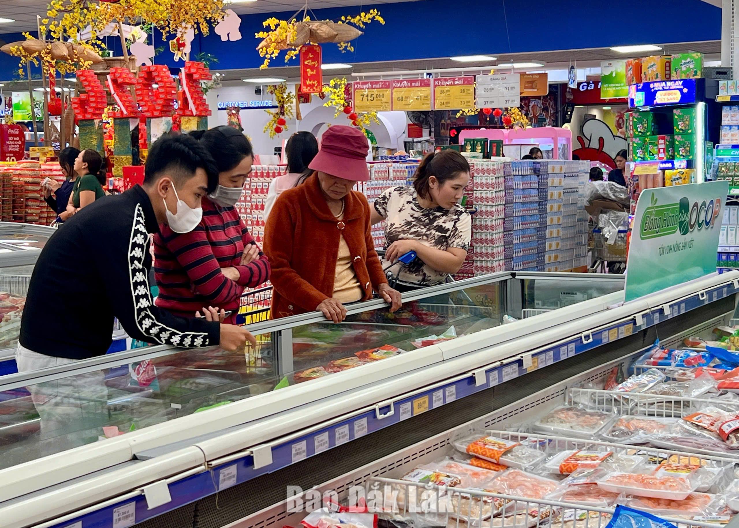 Người tiêu dùng mua sắm hàng hóa tại Siêu thị Co.opmart Tuy Hòa. 