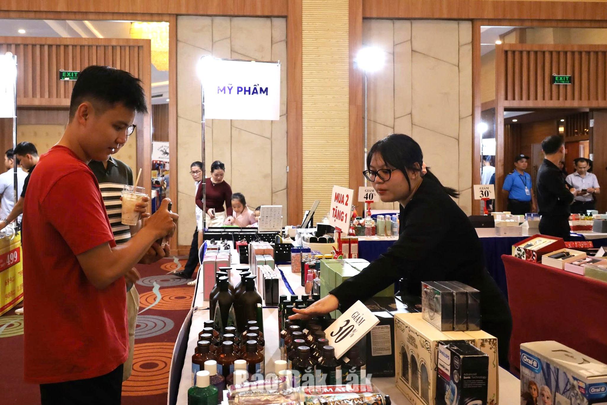 Tăng cường khuyến mại, kích cầu thị trường cuối năm 1 Người dân chọn hàng khuyến mại tại sự kiện khuyến mại hàng hiệu - Buôn Ma Thuột Mega Sales năm 2026 ở phường Tân An.