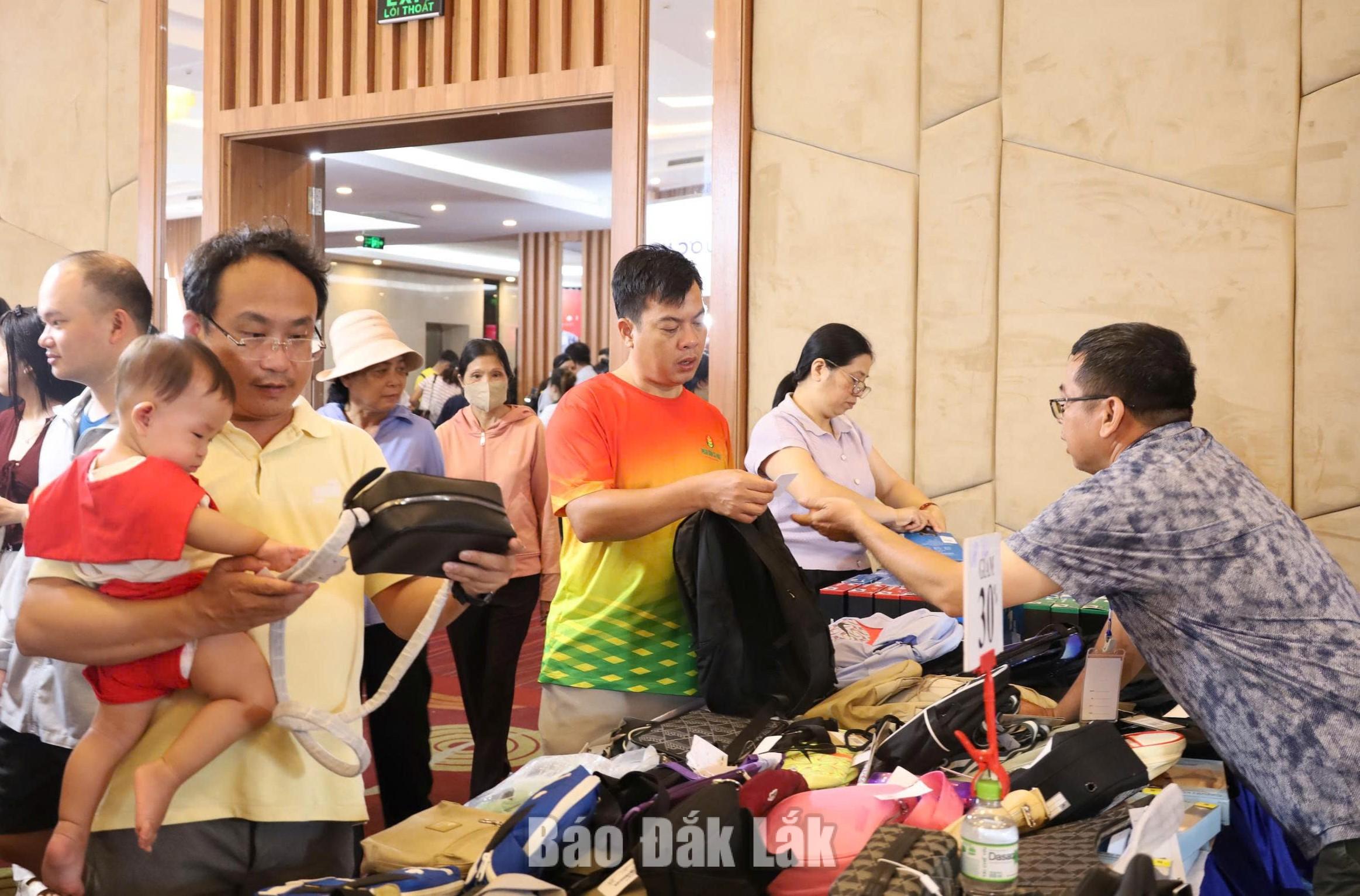 Tăng cường khuyến mại, kích cầu thị trường cuối năm 2 Người dân chọn hàng khuyến mại tại sự kiện khuyến mại hàng hiệu - Buôn Ma Thuột Mega Sales năm 2026 ở phường Tân An.