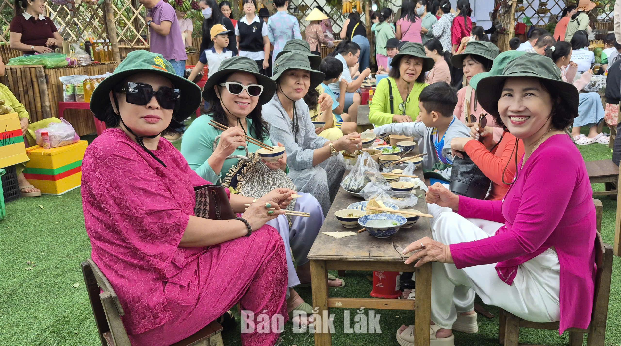Đa dạng trải nghiệm, thu hút du khách trong dịp lễ 2/9 1 Du khách thưởng thức các món ăn dân giã tại phiên chợ Đồn được tái hiện lại.