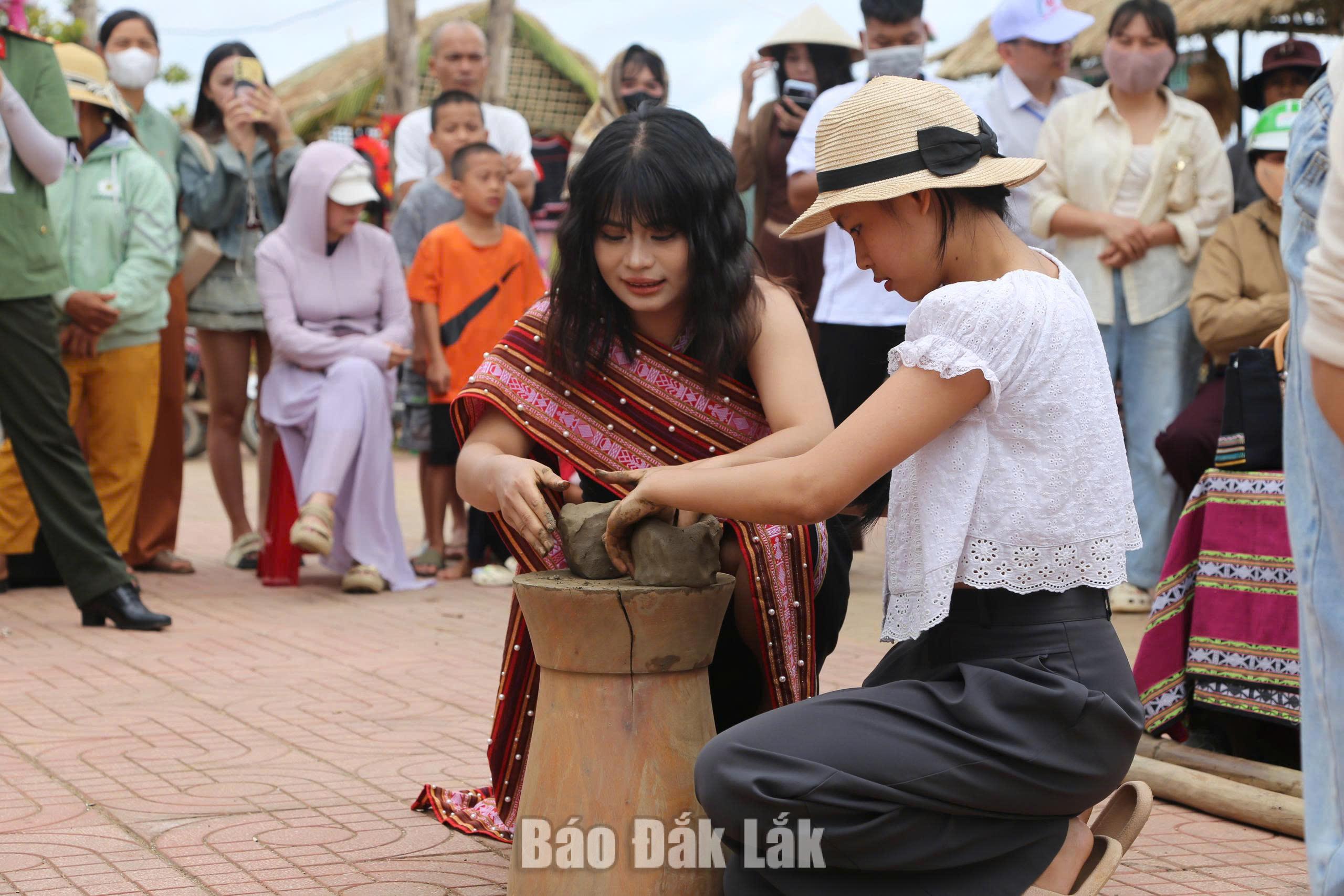 Đa dạng trải nghiệm, thu hút du khách trong dịp lễ 2/9 4 Du khách trải nghiệm làm gốm tại Lễ hội rượu cần của người Mnông bên hồ Lắk