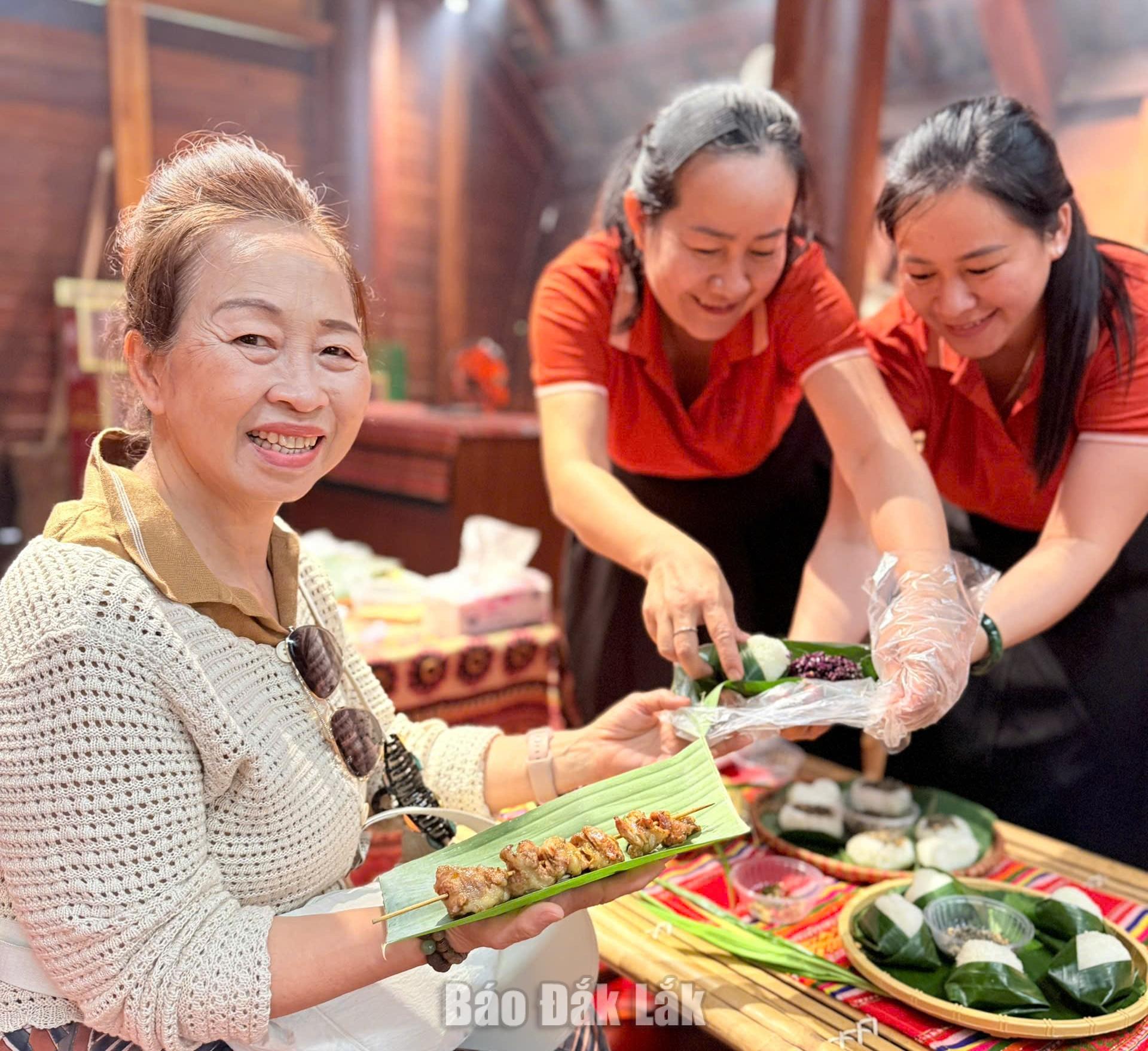 Đa dạng trải nghiệm, thu hút du khách trong dịp lễ 2/9 3 Du khách trải nghiệm ẩm thực “Vị quê” trong chuỗi hoạt động diễn ra tại Bảo tàng Đắk Lắk