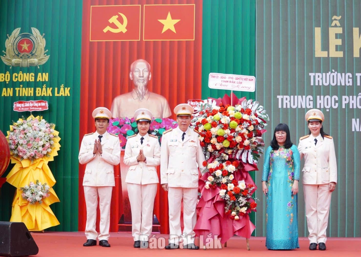 Trường Tiểu học, THCS, THPT nội trú Văn hóa Công an nhân dân II khai giảng năm học mới 1 tặng hoa chúc mừng lãnh đạo nhà trường.