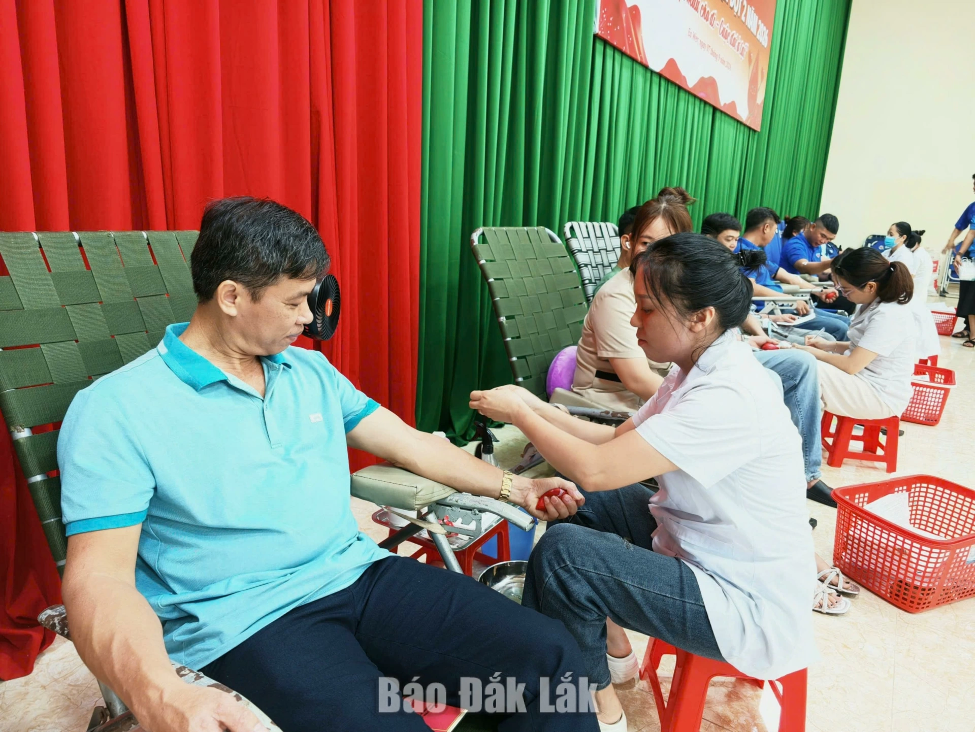 Người dân xã Ea Wer tham gia hiến máu tình nguyện.