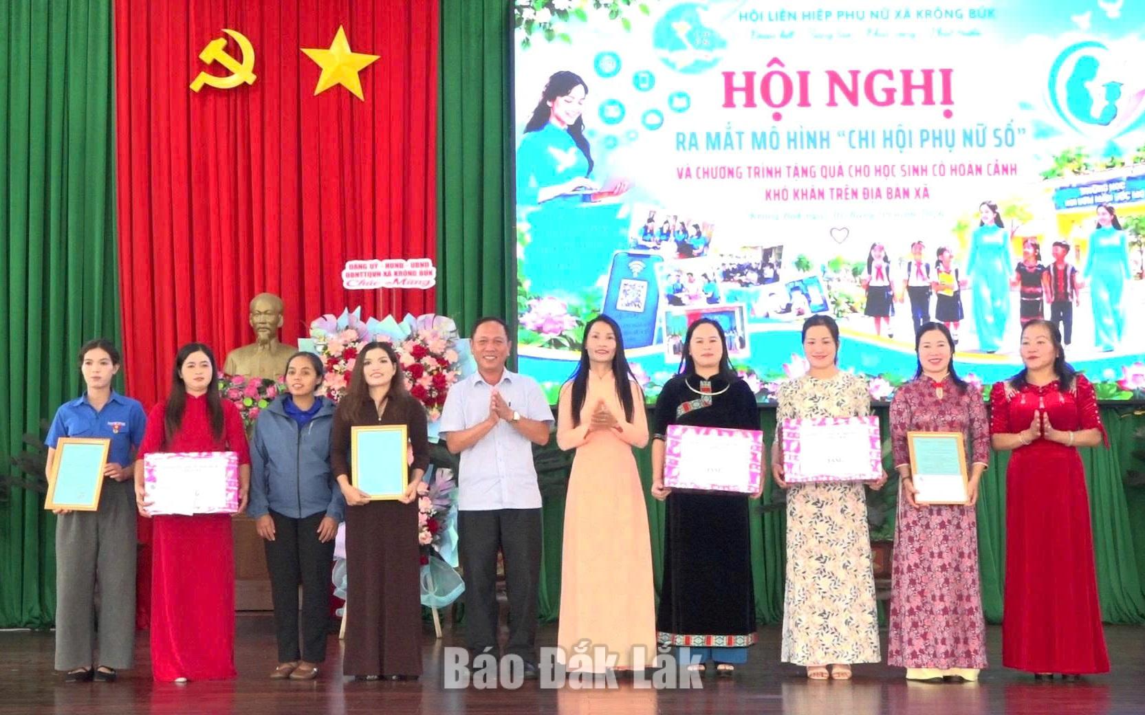 Lãnh đạo xã Krông Búk trao quyết định thành lập các mô hình