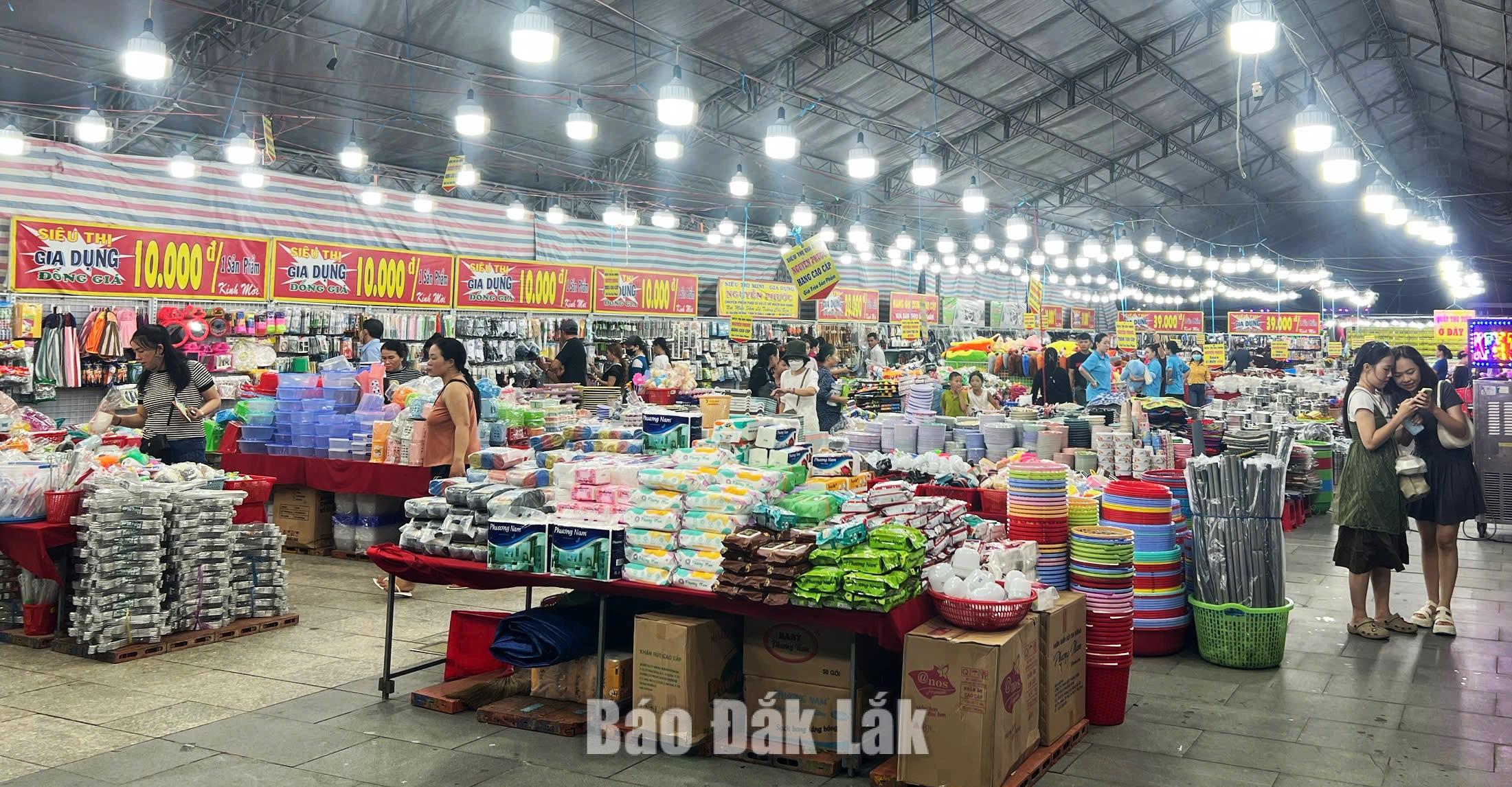 Khu vực trưng bày sản phẩm gia dụng.