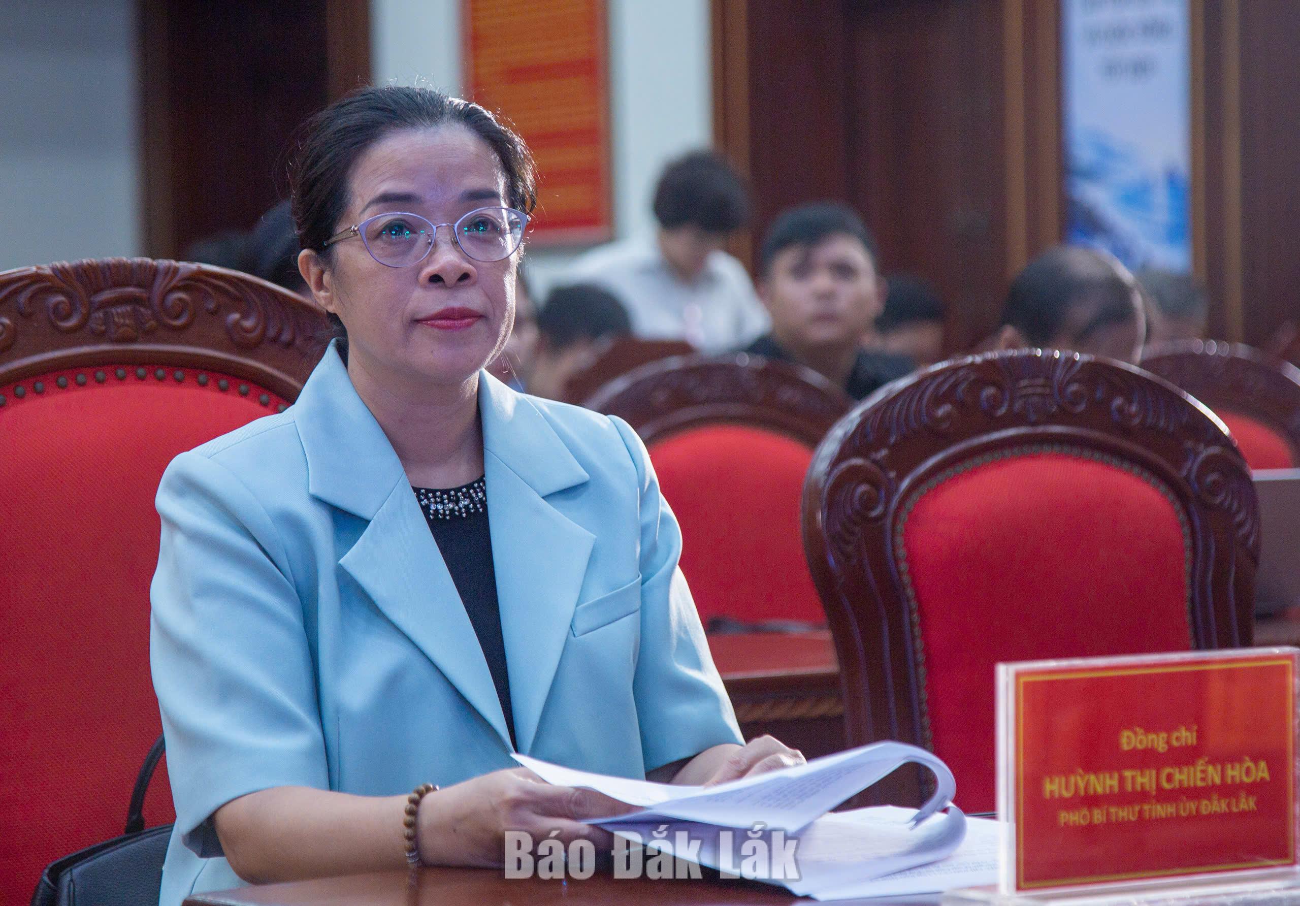 Trao 20 giải thưởng Cuộc thi “Ứng dụng trí tuệ nhân tạo vào cuộc sống” 1 Phó Bí thư Tỉnh ủy Huỳnh Thị Chiến Hòa tham dự lễ.