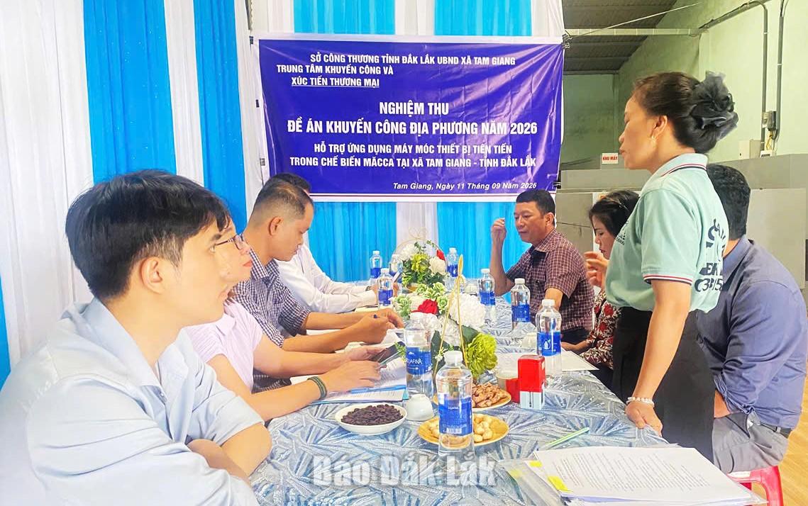 Đổi mới công nghệ chế biến sản phẩm mắc ca 1 Các thành viên tham gia đoàn và đại diện Công ty TNHH Mắc ca An Nhi Đắk Lắk tại buổi nghiệm thu đề án.