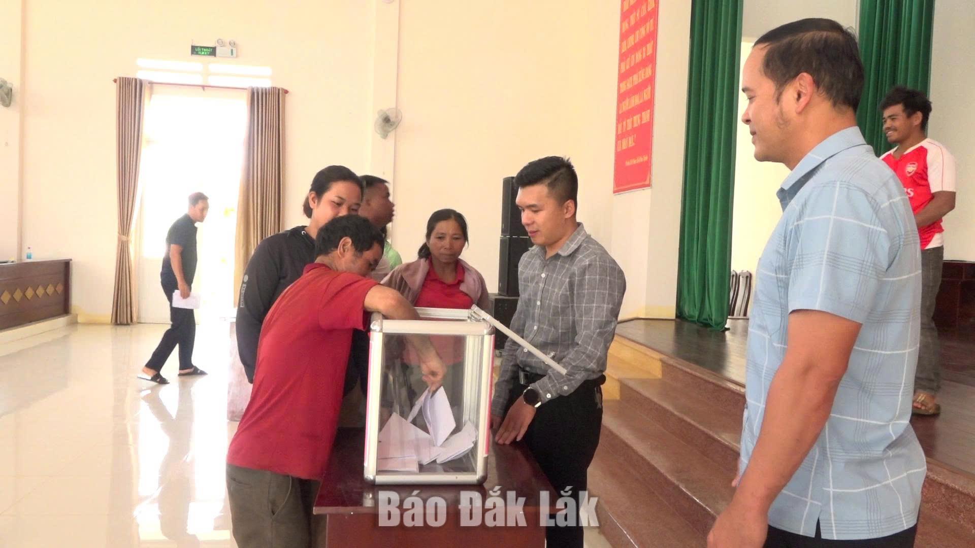 Xã Krông Búk bàn giao đất cho 27 hộ đồng bào dân tộc thiểu số 1 bốc thăm