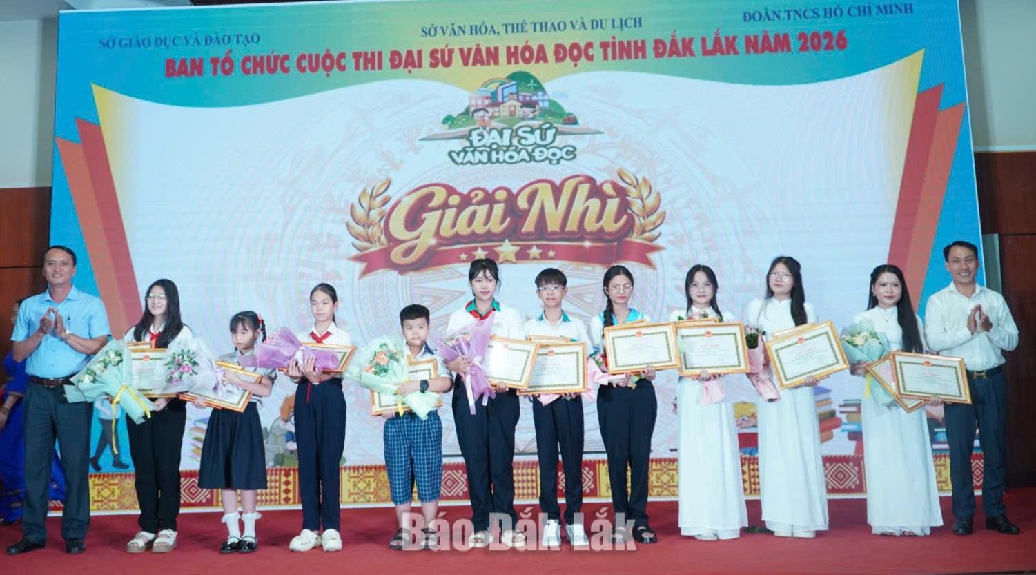 Trao giải Cuộc thi Đại sứ Văn hóa đọc tỉnh Đắk Lắk năm 2026 4 các em học sinh đạt giải Nhì nhận giải tạo buổi lễ.