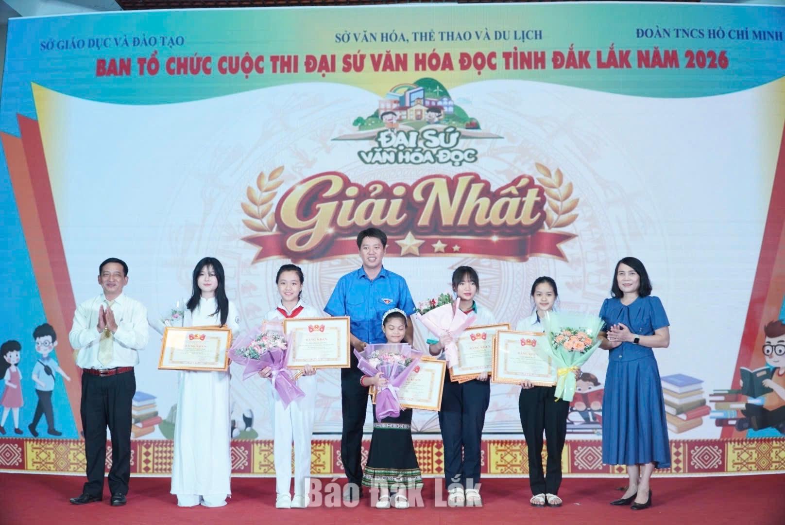 Trao giải Cuộc thi Đại sứ Văn hóa đọc tỉnh Đắk Lắk năm 2026 3 Ban tổ chức trao giải Nhất cho 5 học sinh có thành tích xuất sắc.