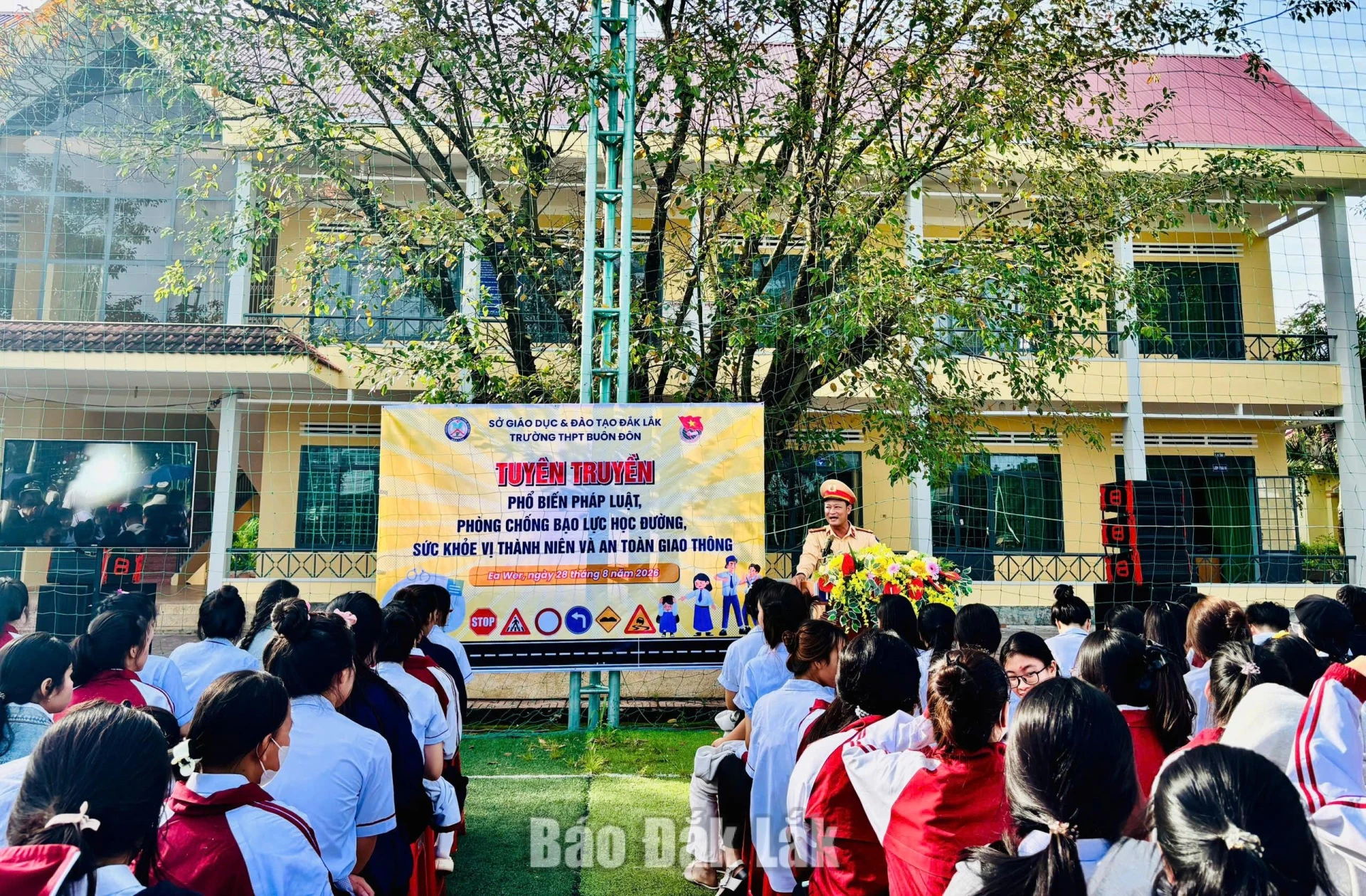 Trang bị kiến thức và kỹ năng cần thiết cho học sinh xã Ea Wer 1 Trường THPT