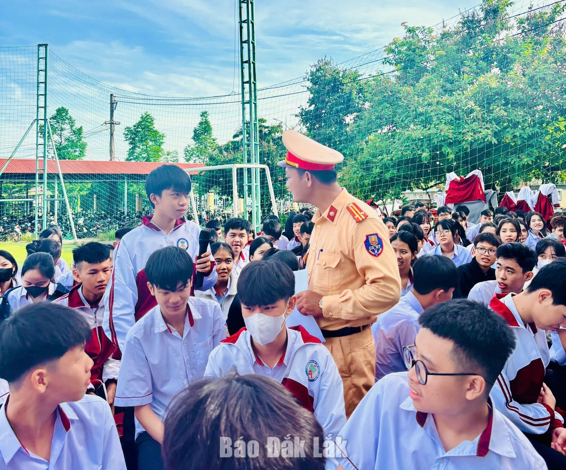 Trang bị kiến thức và kỹ năng cần thiết cho học sinh xã Ea Wer 2 Học sinh trên địa bàn xã Ea Wer