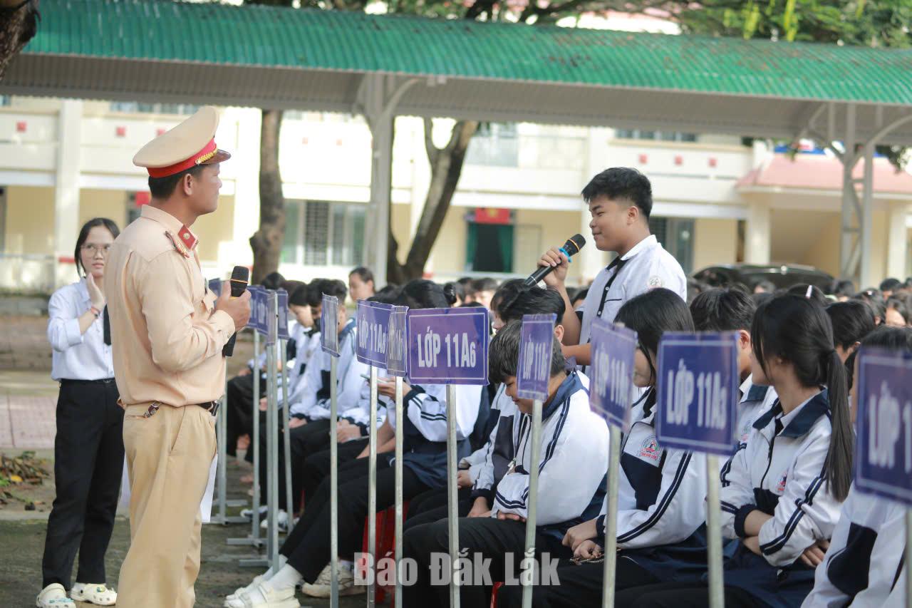Lan tỏa văn hóa chấp hành pháp luật từ học đường 3 Học sinh trên địa bàn xã Ea Wer trả lời các tình huống cụ thể mà Cảnh sát giao thông đưa ra tại các buổi tuyên truyền.