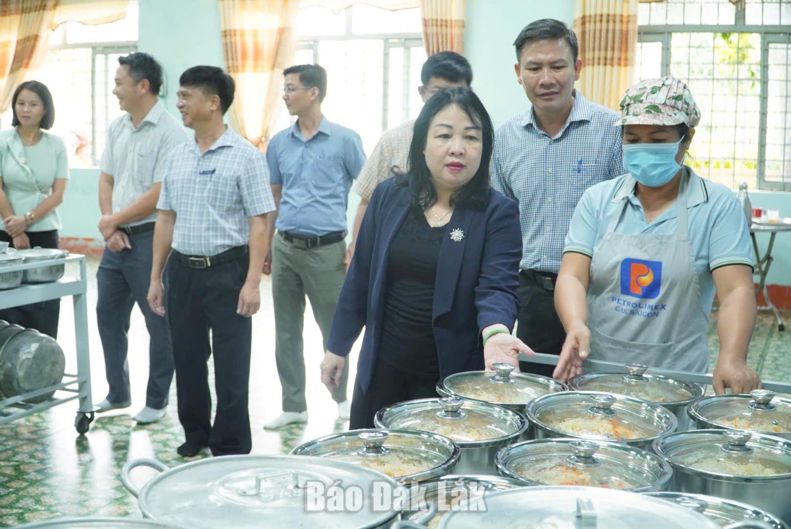 kiểm tra thức ăn của học sinh.