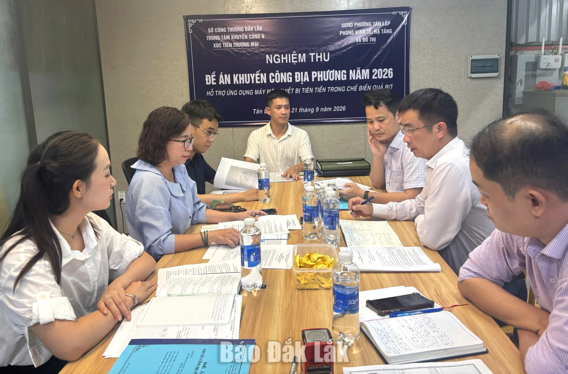 Hỗ trợ ứng dụng thiết bị tiên tiến trong chế biến quả bơ 2 Các thành viên tham gia đoàn kiểm tra hồ sơ thực hiện đề án.