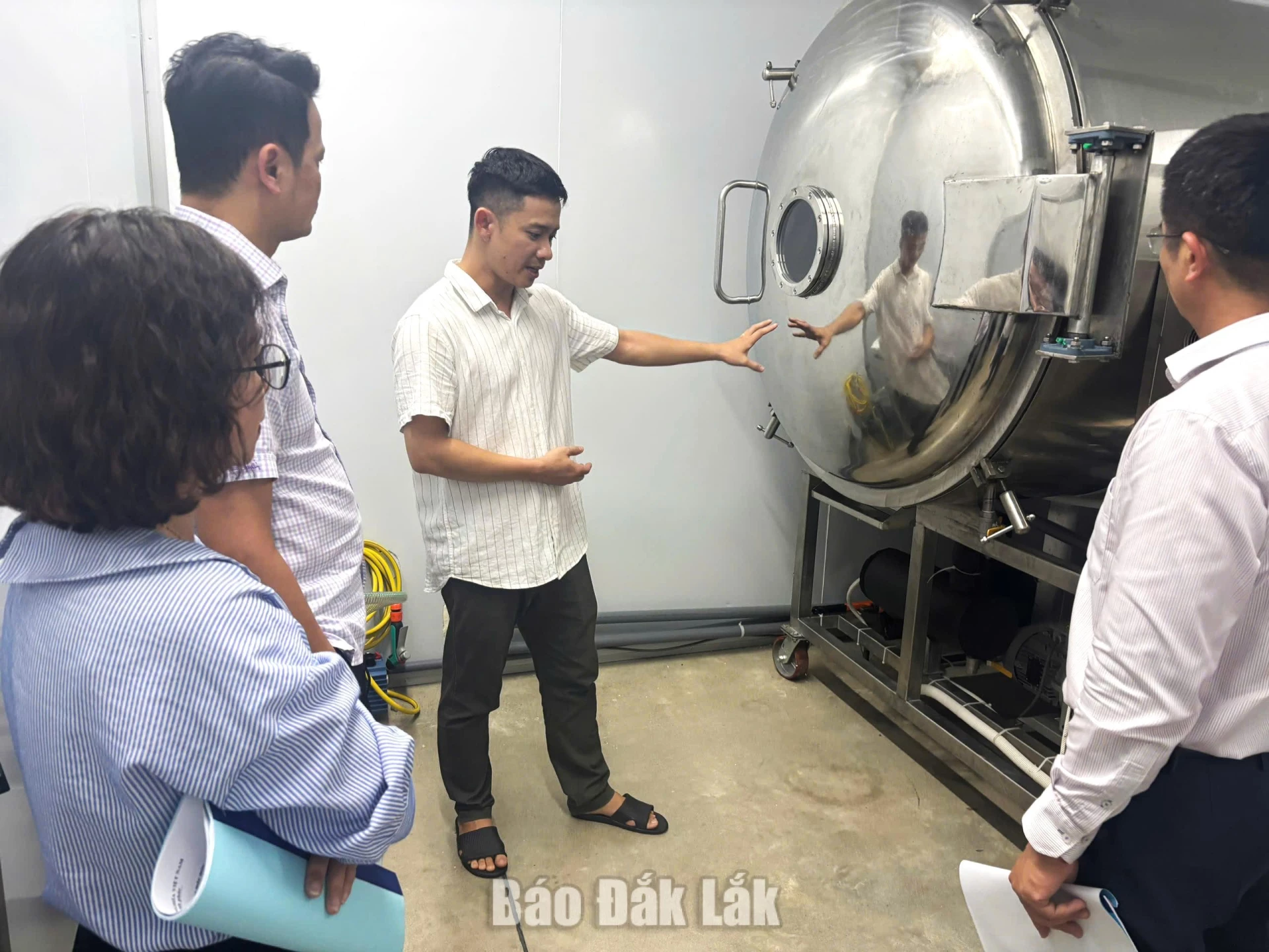 Hỗ trợ ứng dụng thiết bị tiên tiến trong chế biến quả bơ 1 Đoàn nghiệm thu kiểm tra hệ thống vận hành máy sấy thăng hoa tại Công ty TNHH Sản xuất – Xuất nhập khẩu bột Organic.