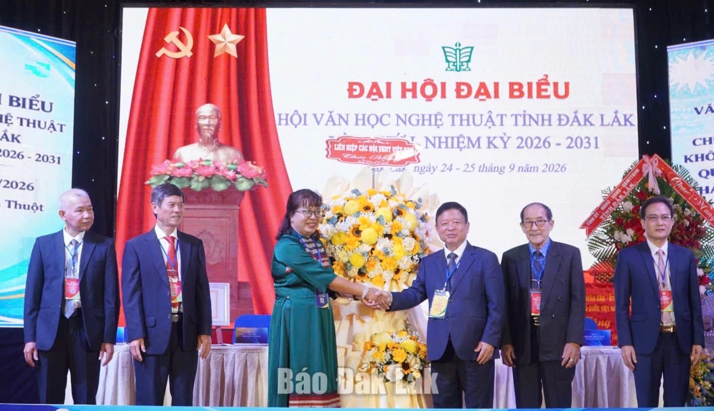 Đại hội đại biểu Hội Văn học Nghệ thuật tỉnh Đắk Lắk lần thứ I, nhiệm kỳ 2026 - 2031 2 tặng hoa chúc mừng Đại hội.