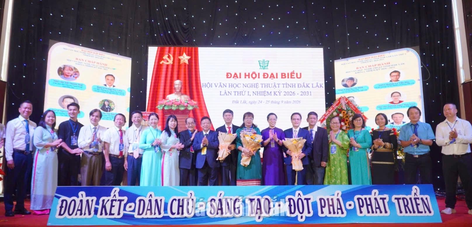 Đại hội đại biểu Hội Văn học Nghệ thuật tỉnh Đắk Lắk lần thứ I, nhiệm kỳ 2026 - 2031 5 ra mắt Đại hội.