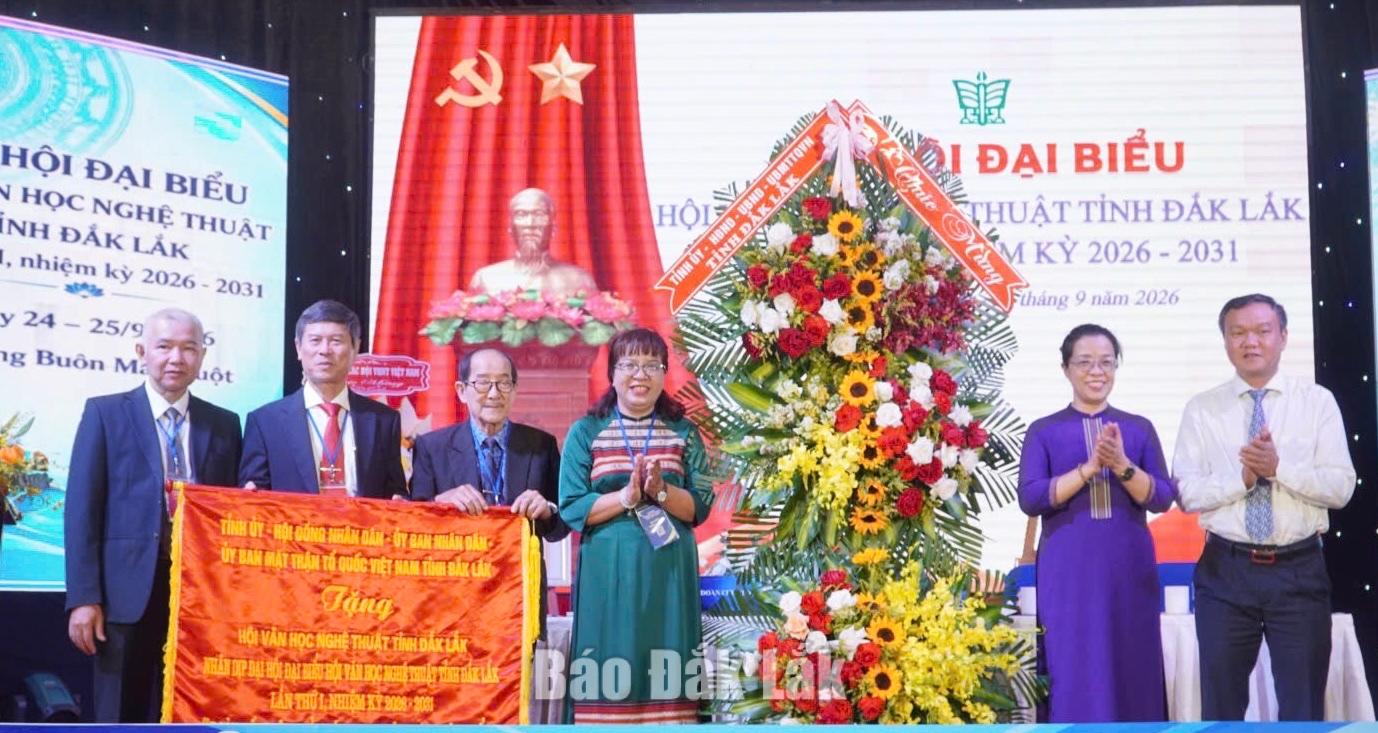 Đại hội đại biểu Hội Văn học Nghệ thuật tỉnh Đắk Lắk lần thứ I, nhiệm kỳ 2026 - 2031 3 tặng hoa và trao bức trướng chúc mừng Đại hội.