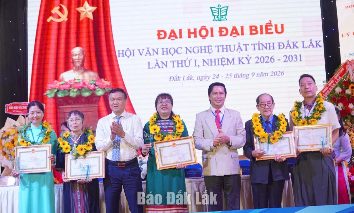 Đại hội đại biểu Hội Văn học Nghệ thuật tỉnh Đắk Lắk lần thứ I, nhiệm kỳ 2026 - 2031 6 Phó Chủ tịch UBND tỉnh Đào Mỹ tặng giấy khen cho các cá nhân có thành tích xuất sắc.