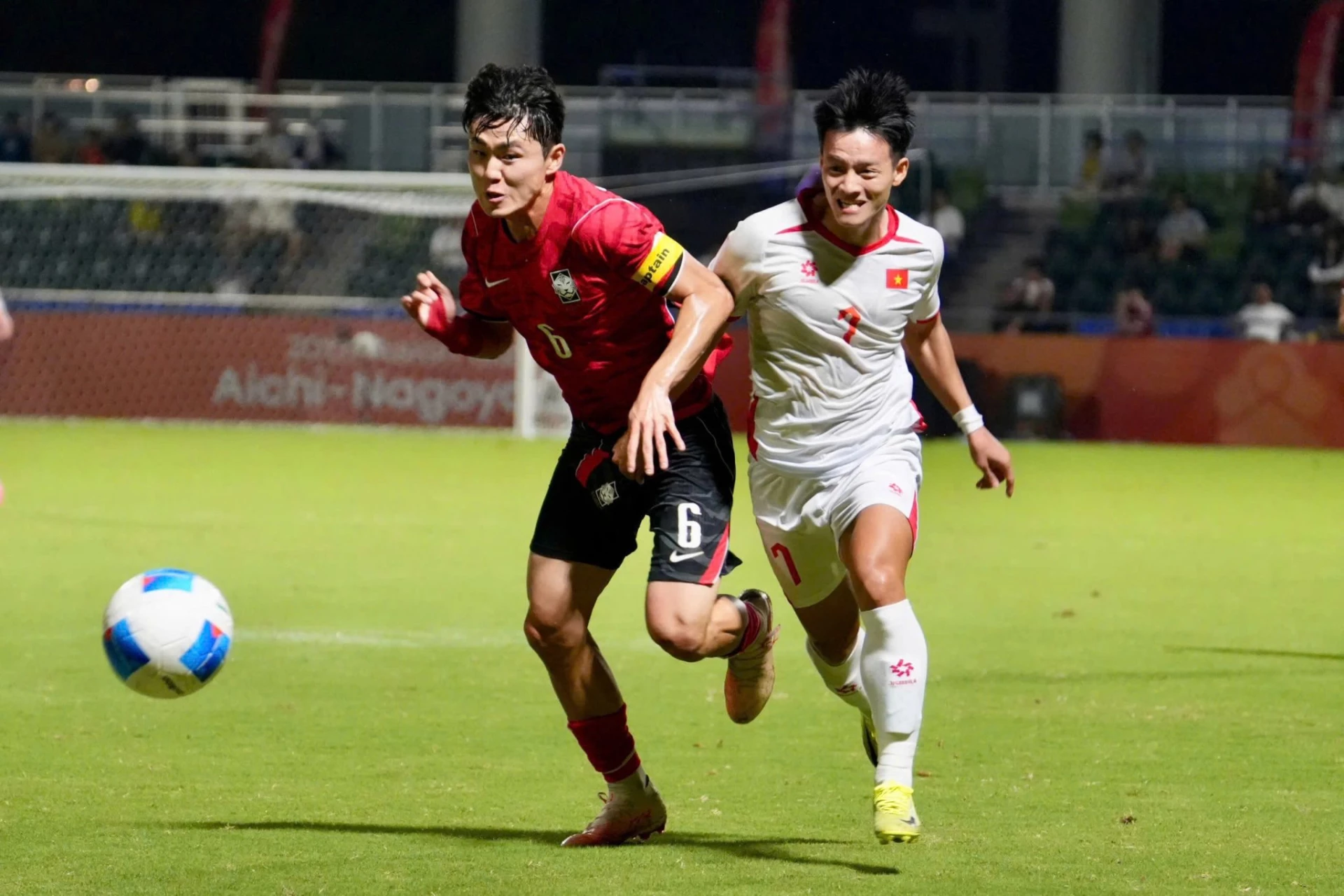 ASIAD 20: Tuyển bóng đá nam U23 Việt Nam dừng chân ở tứ kết 1 Cầu thủ áo đỏ Hàn Quốc có thể hình, thể lực vượt trội U23 Việt Nam. Ảnh: VFF