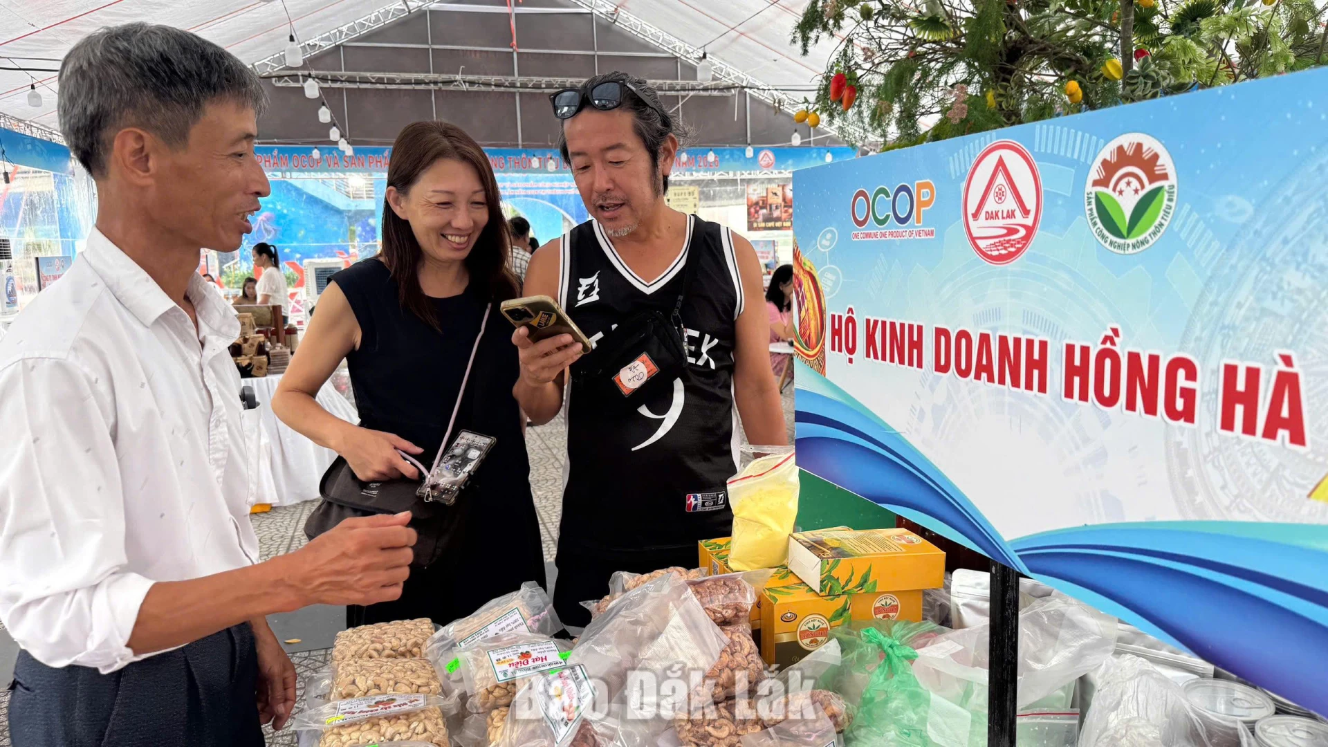 Kết nối giao thương, nâng tầm giá trị sản phẩm Đắk Lắk 1 Đại diện doanh nghiệp Đắk Lắk giới thiệu sản phẩm với khách hàng.