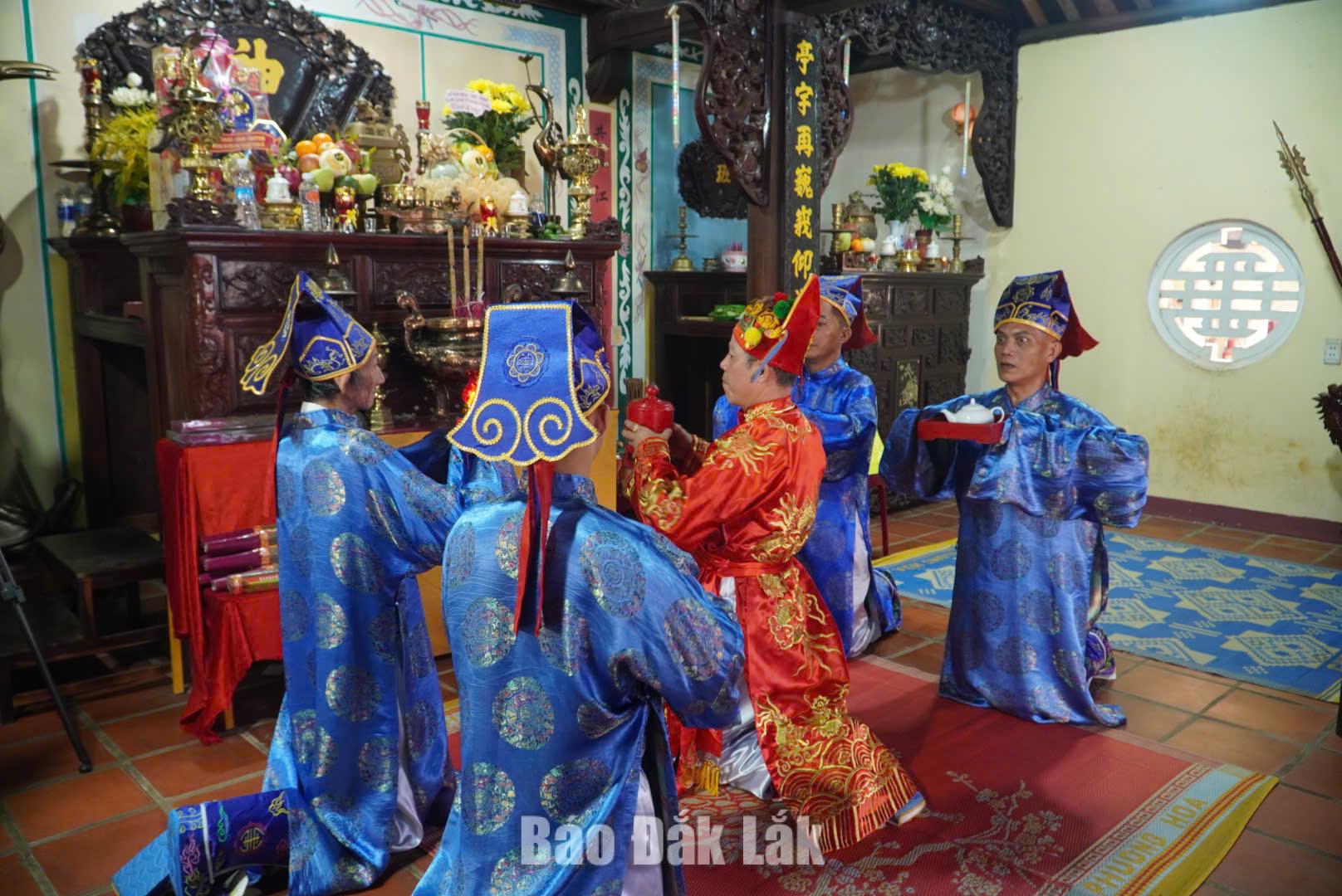 Đội Tế Nam quan thực hiện nghi thức Tế truyền thống.