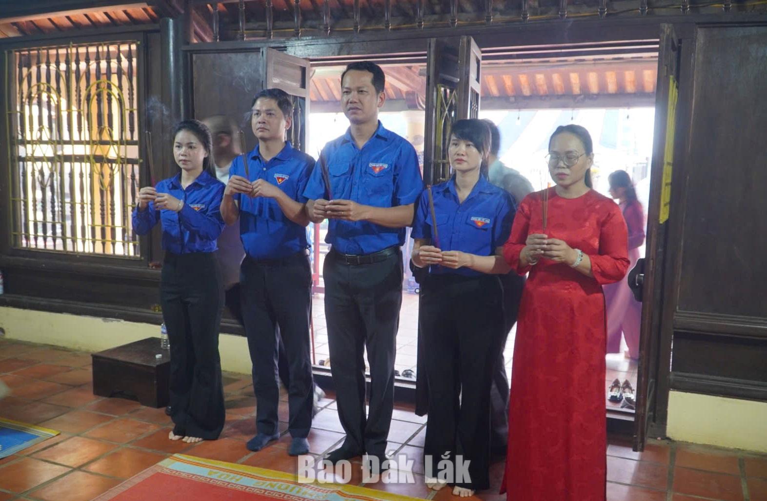 Đoàn viên, thanh viên dâng hương