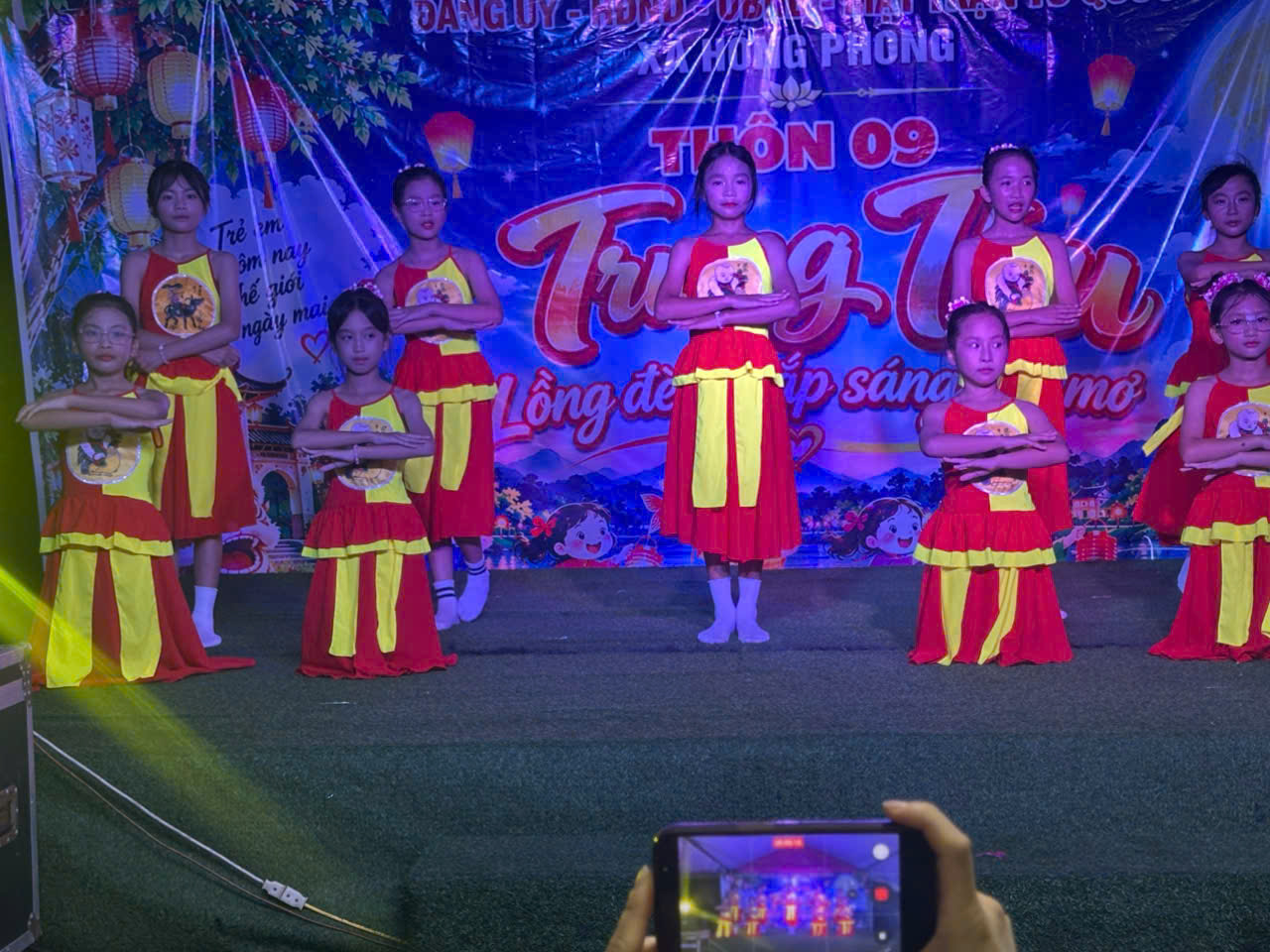 Ấm áp Tết Trung thu chia sẻ yêu thương tại xã Hồng Phong 2 1790585254274 1567830587990267186 5457886395972843342 b99cdb0295b4b08578427bee041f65b4